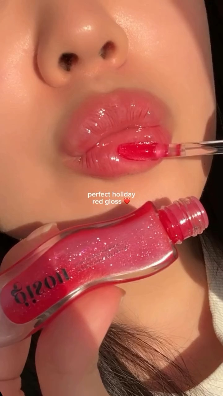 truly the perfect sheer red gloss from @gisou (exact product linked in my @shop.ltk!) #gloss #lipgloss #gisou #lipswatch