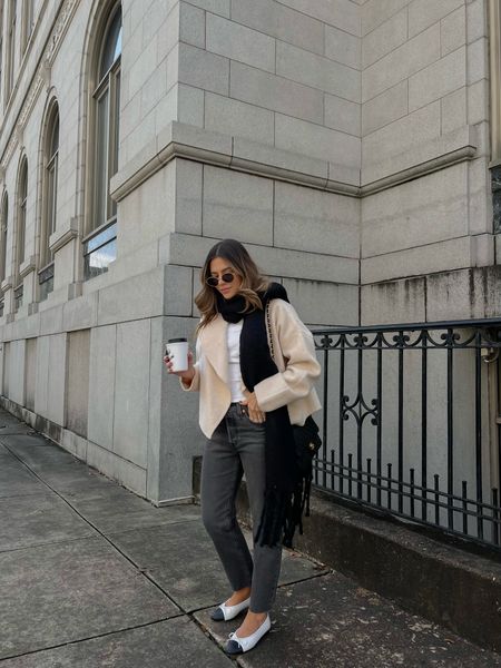 Levi’s denim jeans, Sdeer wool jacket, Chanel ballet flats

#LTKstyletip