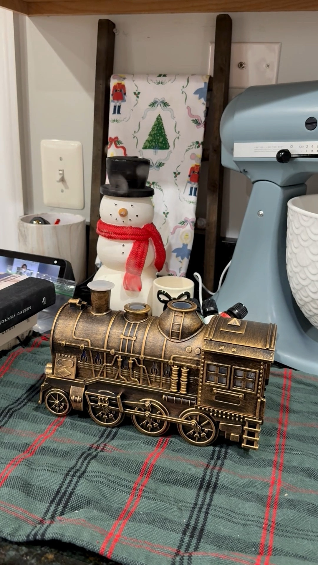 saw this unique diffuser and had to try…it’s a great decor piece and functional, I’m obsessed 😍


It comes in several colors, I got the bronze one - it lights up if you want and has different modes ✨

I picked up some essential oils at Homegoods 🙌🏼


Home decor, diffuser, home scent, essential oils, holiday decor 

#LTKHome #LTKGiftGuide #LTKFindsUnder50