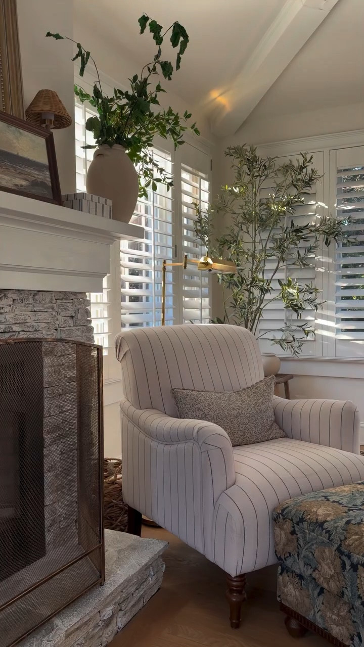 Late afternoon at home when the light starts pouring in and everything slows down a little 🤍 I’ve always loved that moment of the day when the house feels especially calm. The rooms glow, the day softens, and the spaces you’ve thoughtfully put together just work for the life happening inside them. 

Comment SHOP and I’ll send the full space to your inbox.

#livingroomstyle #livingroomstyling #traditionalhome #coastalcottage #classichomedecor
