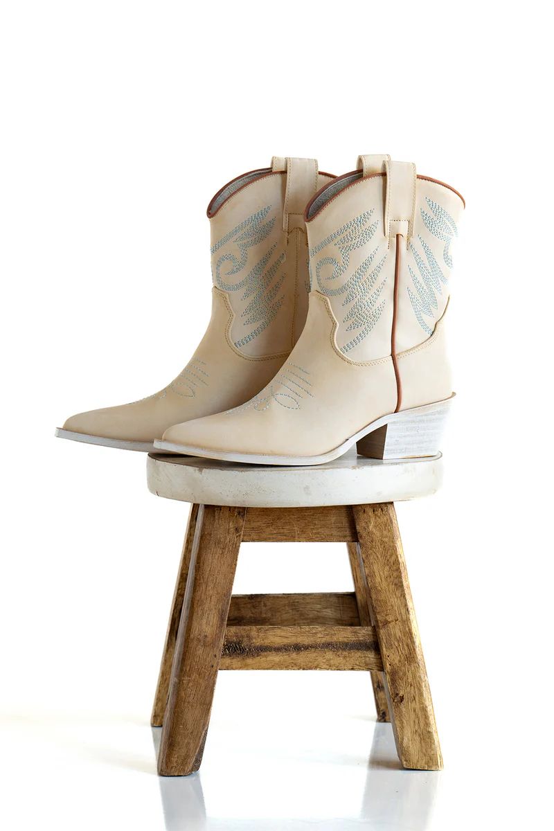 Zahara Cream Short Cowgirl Boot | Apricot Lane Boutique