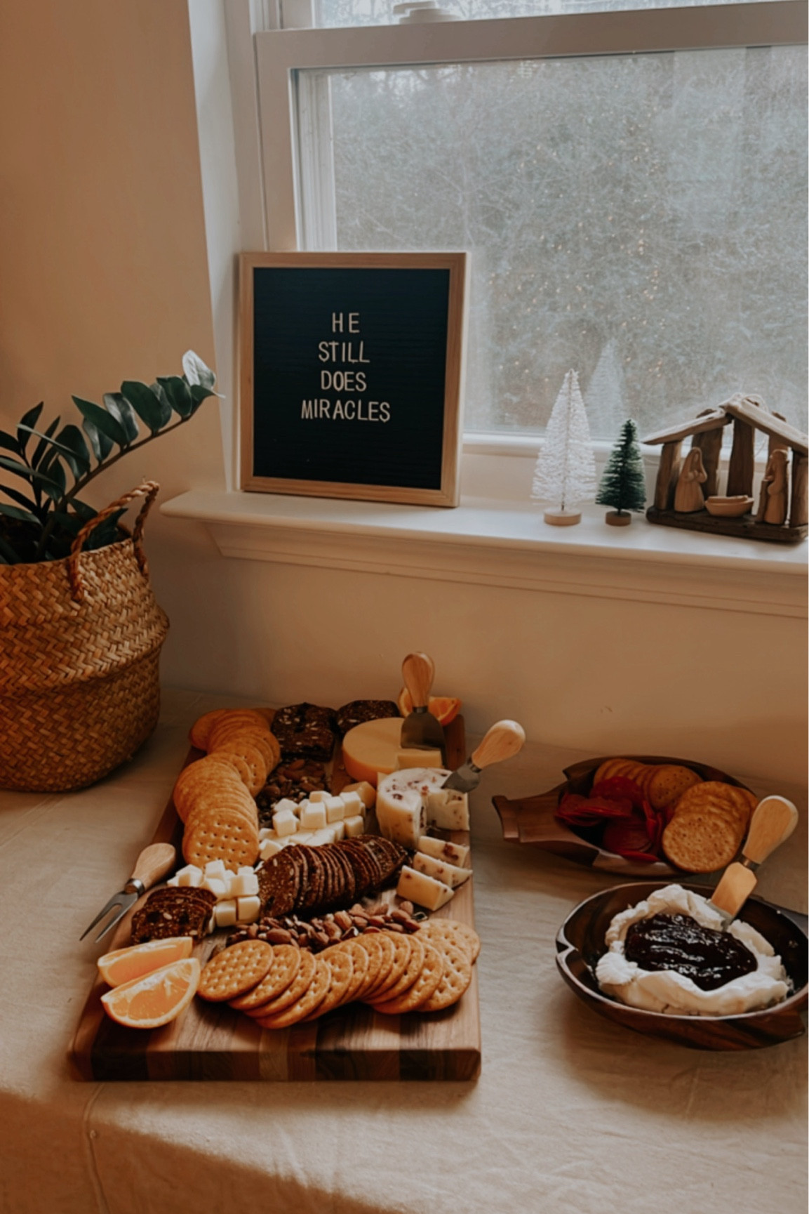 A few of my favorite kitchen items.

We keep a painter’s drop cloth to use as a table cloth. It’s the perfect tan linen and it looks way more expensive than it is. 

These cheese knives I use for every event that I host are less than $10 for a 4 pack!!

& this letter board that stays on our kitchen shelf with a little inspirational message that I change from time to time 🤍