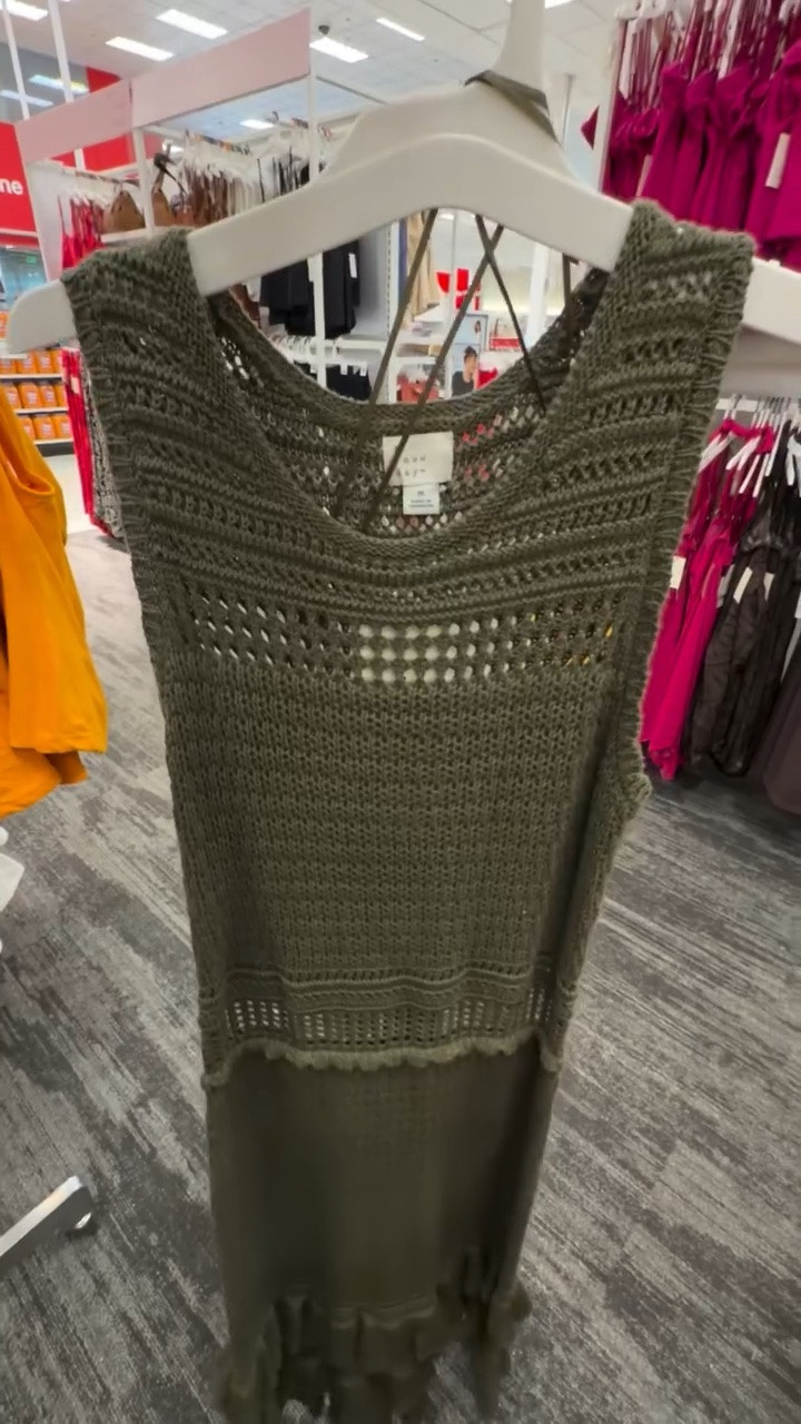 This dress is so flattering. Love the ruffles 😍