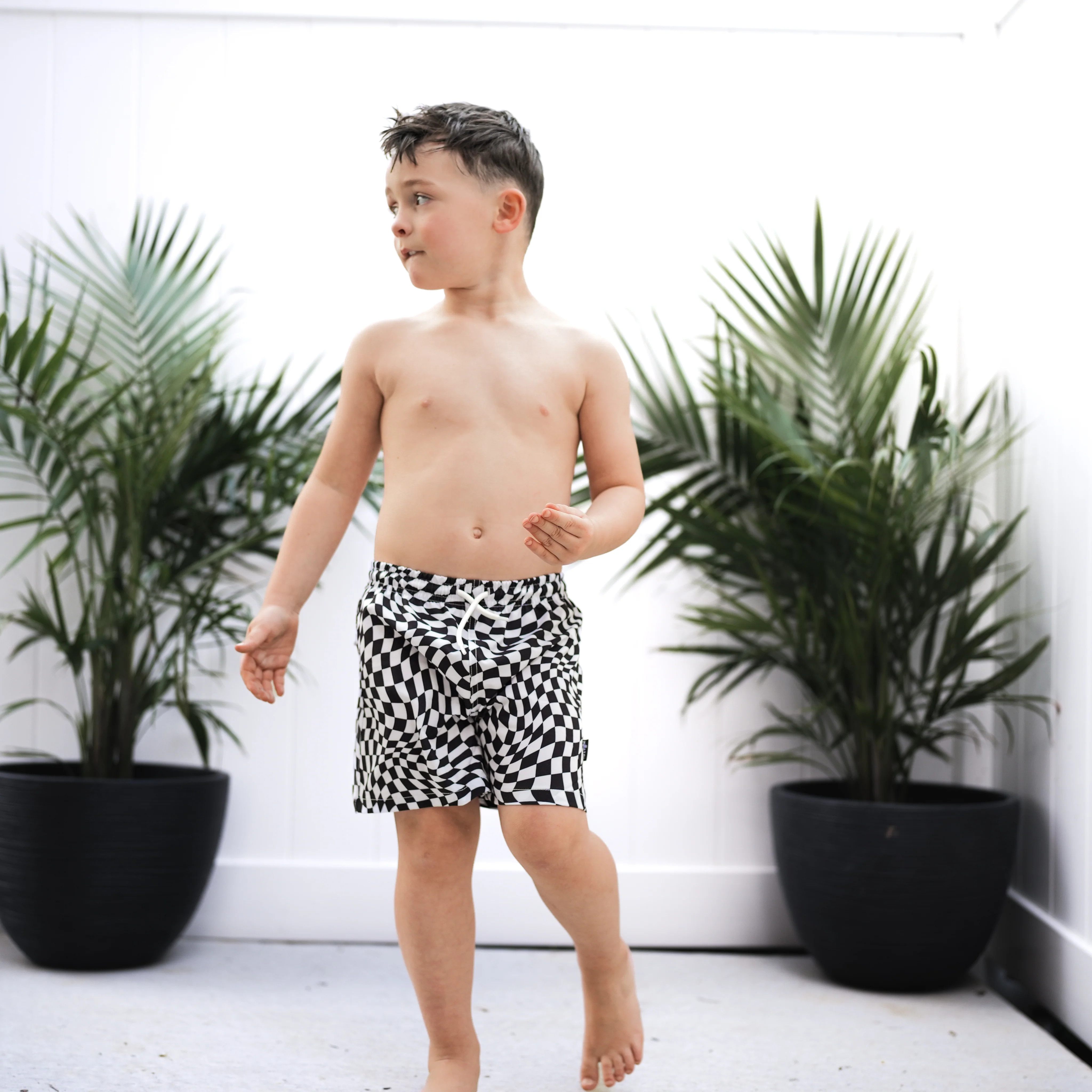 BOARD SHORTS- B+W Dizzy Check | millie + roo