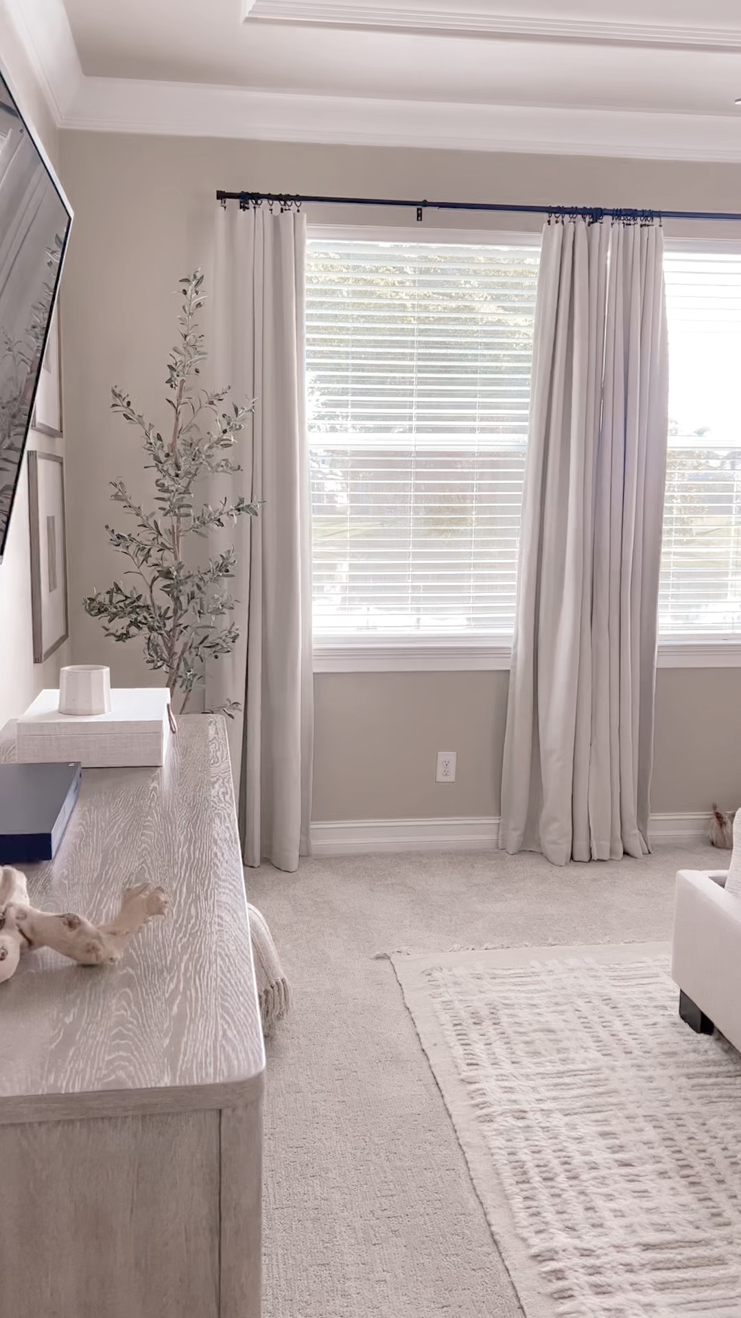 Bedroom details 


Bedroom, bedroom decor, home decor, neutral decor, bedding. 

#LTKhome