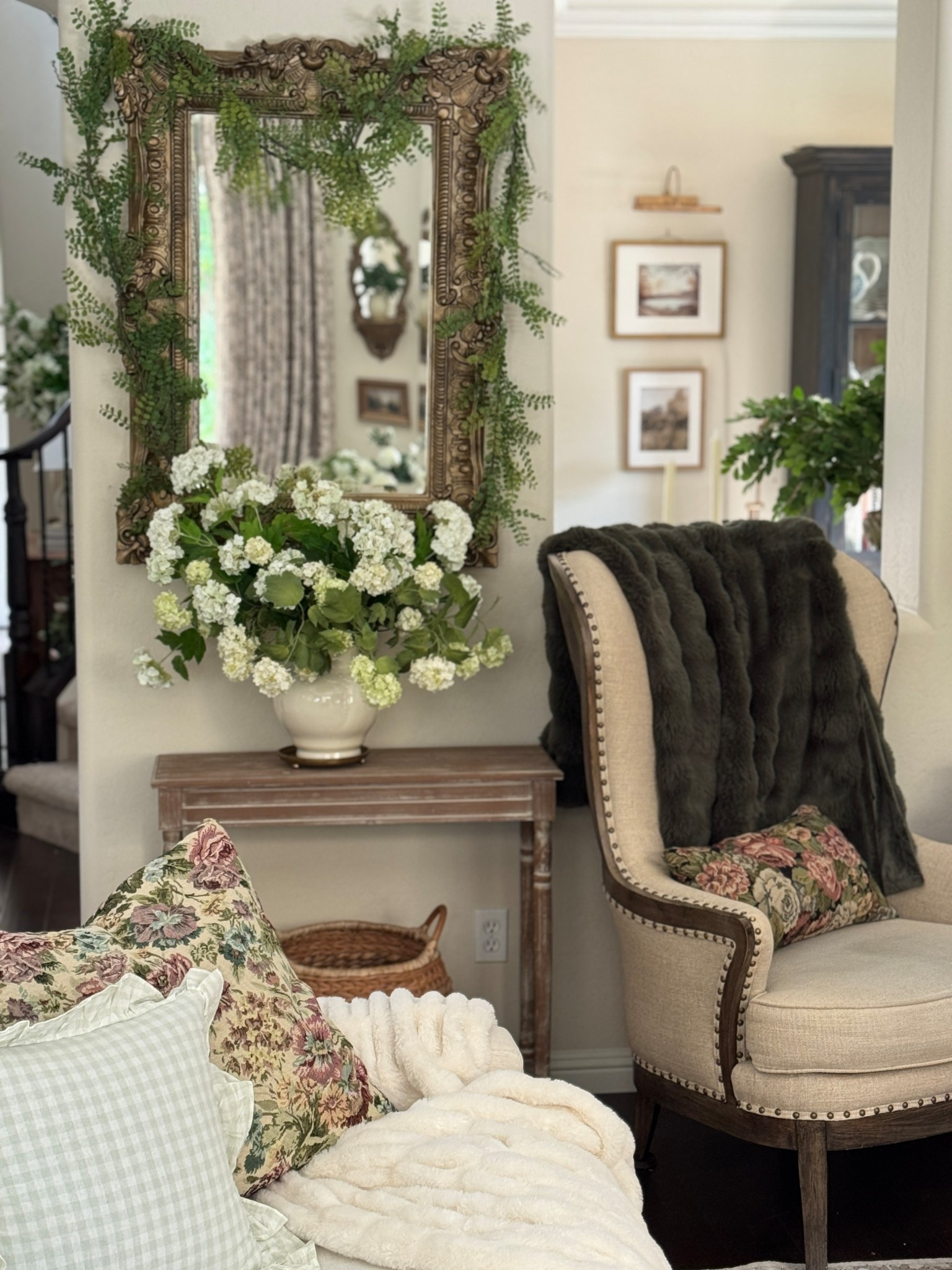 Snowball hydrangeas that I love. 

I have 3 different types in this vase at different price points. And around 12 stems total. I’ve listed exact snowballs below under “exact"

Faux florals, snowball hydrangeas, realistic faux florals, real touch florals 

#LTKHome