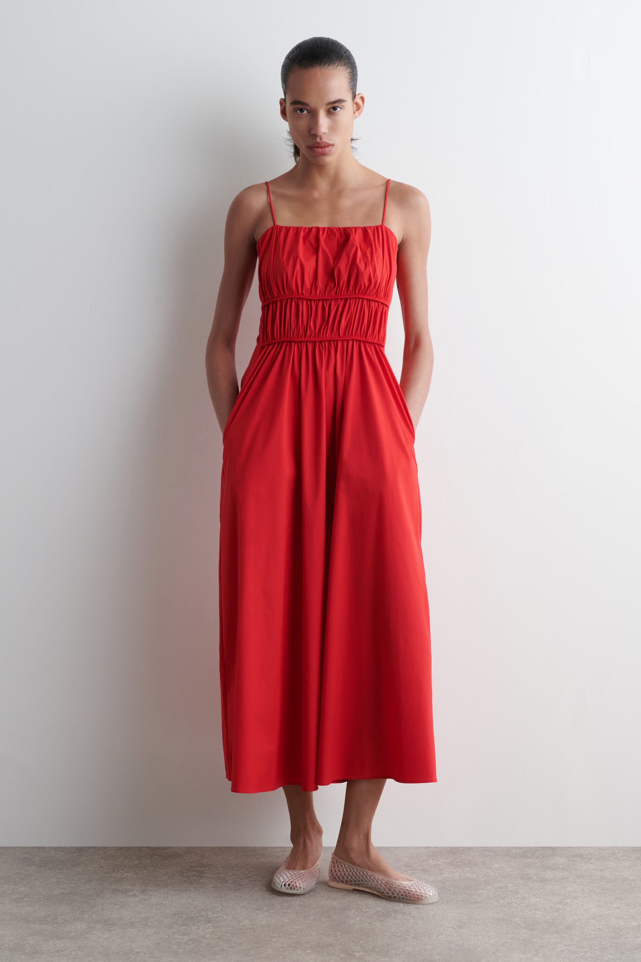 GATHERED COTTON MIDI DRESS - RED | COS | COS (EU)