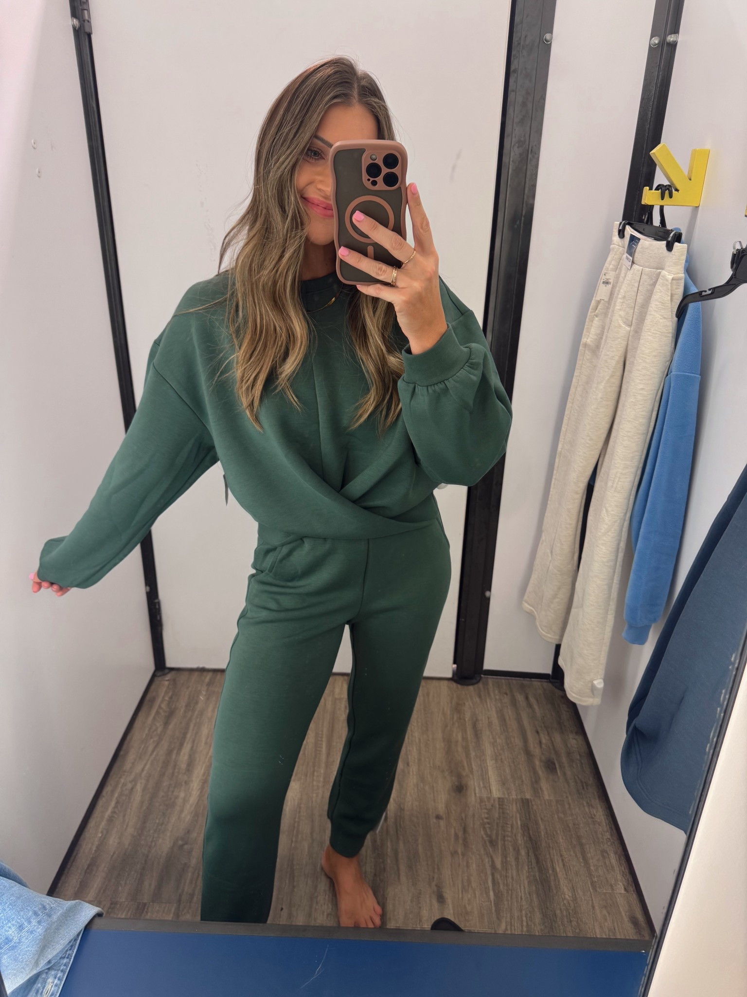 This old navy set is a DREAM! WOW! If you haven’t tried this “bounce fleece” line of theirs, you must 🙌🏻😍 it’s incredible. Wearing XS!! 