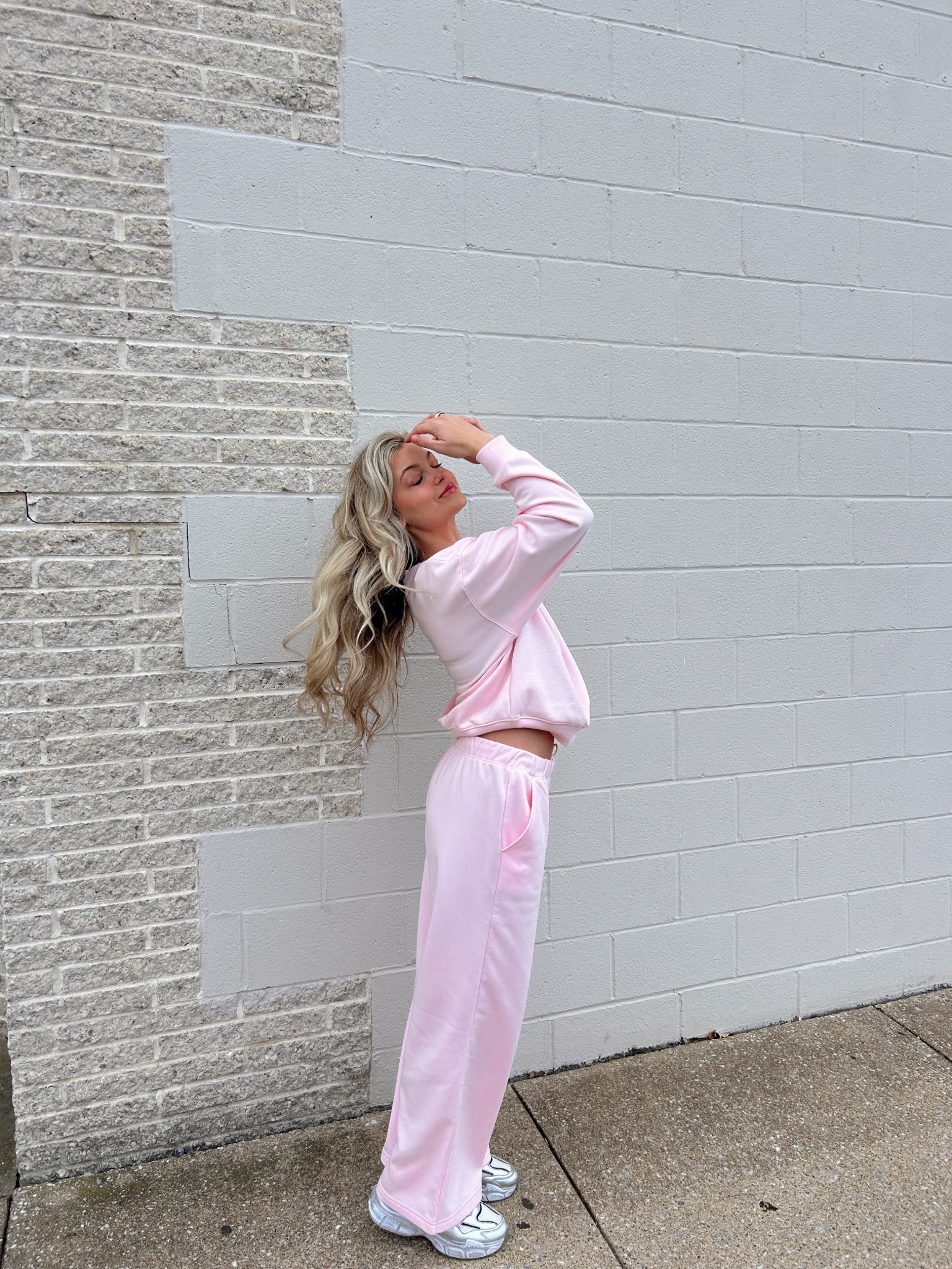 💕🌸💐🌷

matching set, pink matching set, pink sweatpants, pink crewneck, silver sneakers 