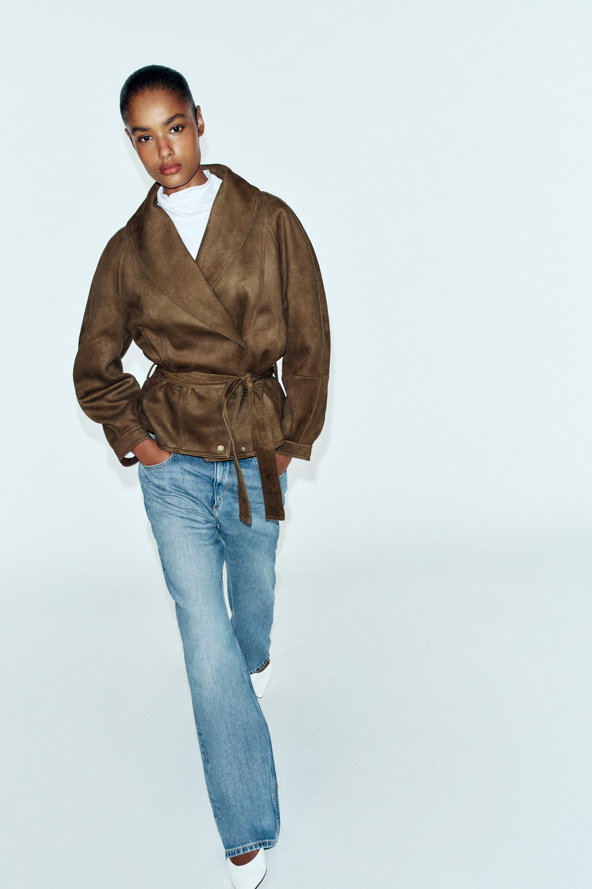 Jacke mit Reverskragen und langen \u00c4rmeln. Vordertaschen mit Paspelierung. G\u00fcrtel aus de... | Zara DE