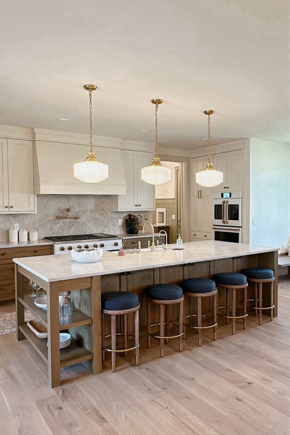 Kitchen with gold accents 🤌🤍

#LTKsalealert #LTKhome #LTKstyletip