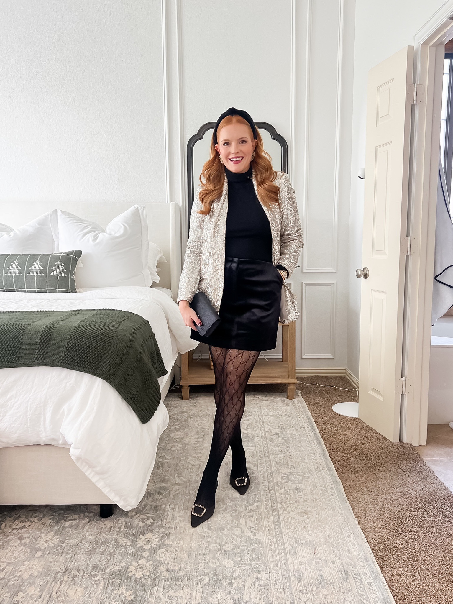 Express is doing 50% off still!! This sequin blazer and velvet mini skirt are still on sale! 

Sizing: 
Sequin blazer: small
Mini skirt: mediumm

#LTKparties #LTKHoliday #LTKCyberWeek