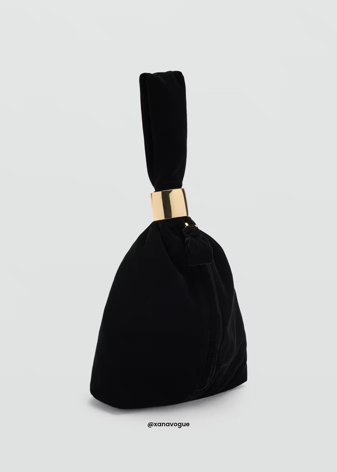 TREND ALERT | Velvet Handbag with Gold Detail — Black 🖤

Wow! This little black velvet bag is such a statement piece. Featuring a chic pouch silhouette, a top handle with a bold gold-tone metal detail and a zip closure. The perfect finishing touch for evening dresses, cocktail looks, weddings and special occasions. Elegant, timeless and absolutely stunning. A must-have accessory you don't want to miss!

🔎 black velvet handbag, velvet evening bag, gold detail handbag, small pouch bag, elegant evening accessories, wedding guest bag, party handbag