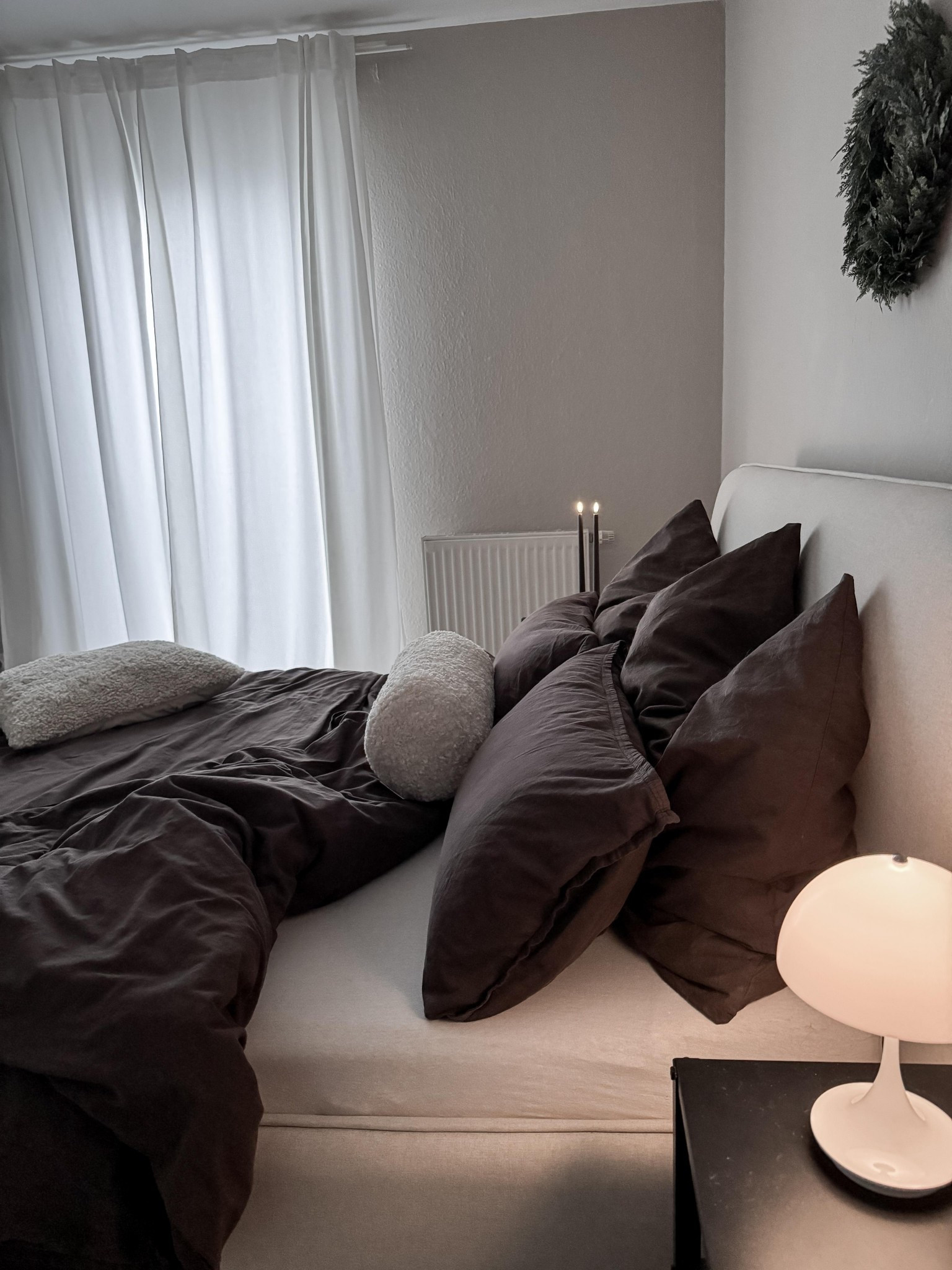 Ich liebe gerade diese Mischung aus warmem Beige und dunklem Braun.
Fühlt sich ruhig an. Erdend.


#LTKdeutschland #LTKhome
