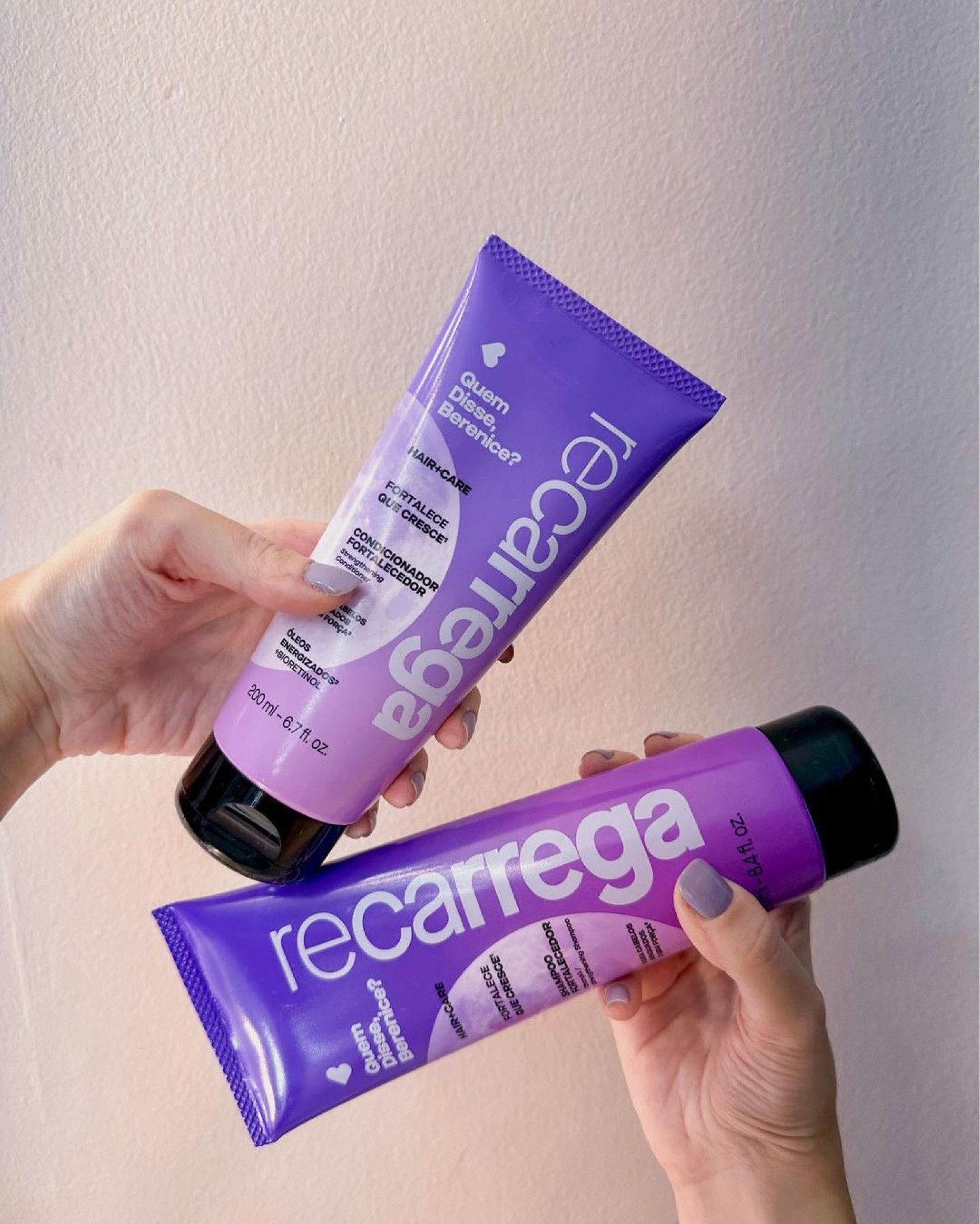 Desde que a linha Recarrega, da Quem Disse Berenice, chegou aqui em casa, eu já sabia que ia amar. Isso porque é haircare inspirado pelas fases da lua, tudo que eu mais adoro. Falou em inspiração na lua, óleos energizados etc, falou comigo. Sério. Antes mesmo de usar eu já amei: cheiro, fórmulas, ingredientes, cores, inspiração na lua, o kit (que veio com uma luminária em forma de lua cheia…), tudo!

Experimentei ele nos fios e amei mesmo. São NOVE óleos na fórmula: argan, mirra, amaranto, baobá, monoi, macadâmia, linhaça, coco e girassol! Ou seja: é extremamente nutritivo. Deixa o cabelo macio e muito brilhoso. Além disso, a fórmula também tem bioretinol extraído de algas que regeneram e ajudam a potencializar o colágeno.

Além do shampoo e do condicionador, a linha também veio com shampoo sólido iluminador (que ainda não experimentei mas rende 37 lavagens - ou seja: dois frascos de shampoo convencional), fluido capilar multiprotetor 5 em 1 que protege contra altas temperaturas, raios UV, frizz, quebra e ressecamento e leave-in fortalecedor que é um finalizador que ajuda a evitar a quebra e deixar os fios mais macios, alinhados e disciplinados.

#LTKbrasil #LTKbeauty