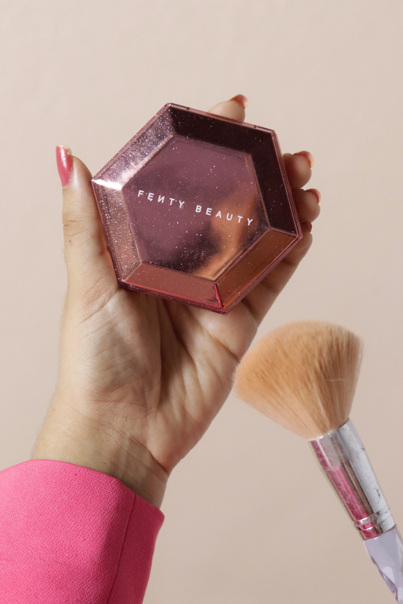 Iluminador com partículas de brilho perfeitooo! Se você gosta, invista! 💖 

#LTKbeauty #LTKbrasil