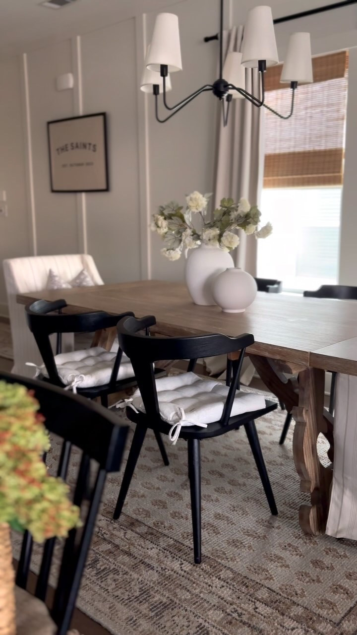 Getting ready to refresh this view for our new house. Wish me luck on dealing with FB marketplace antics when trying to sell this set 🙃 

 #diningroomlight #diningroomdecor #diningroominspo #organicmodern #affordabledesign #diningroommakeover #diningroomfurniture