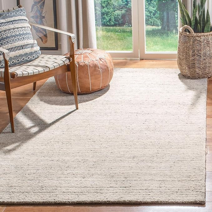 SAFAVIEH Himalaya Collection Area Rug - 6' x 9', Ivory, Handmade Wool, Ideal for High Traffic Are... | Amazon (US)