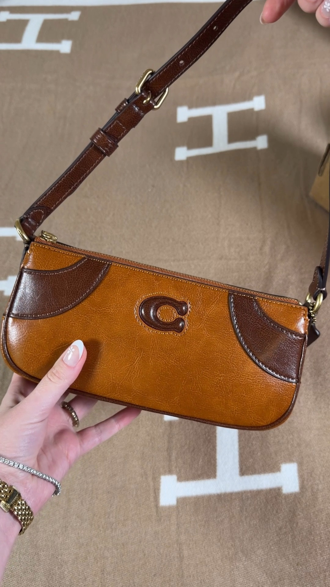 I never paid any attention to Coach’s Coachtopia bags but saw their new bowling bag collection and had to order this cutie!

Can you believe I considered returning her?! But as soon as I opened the package, I changed my mind so fast!

This is the bowling small shoulder bag in tan and saddle 😍

Coach bag, coachtopia bags, couchoutlet