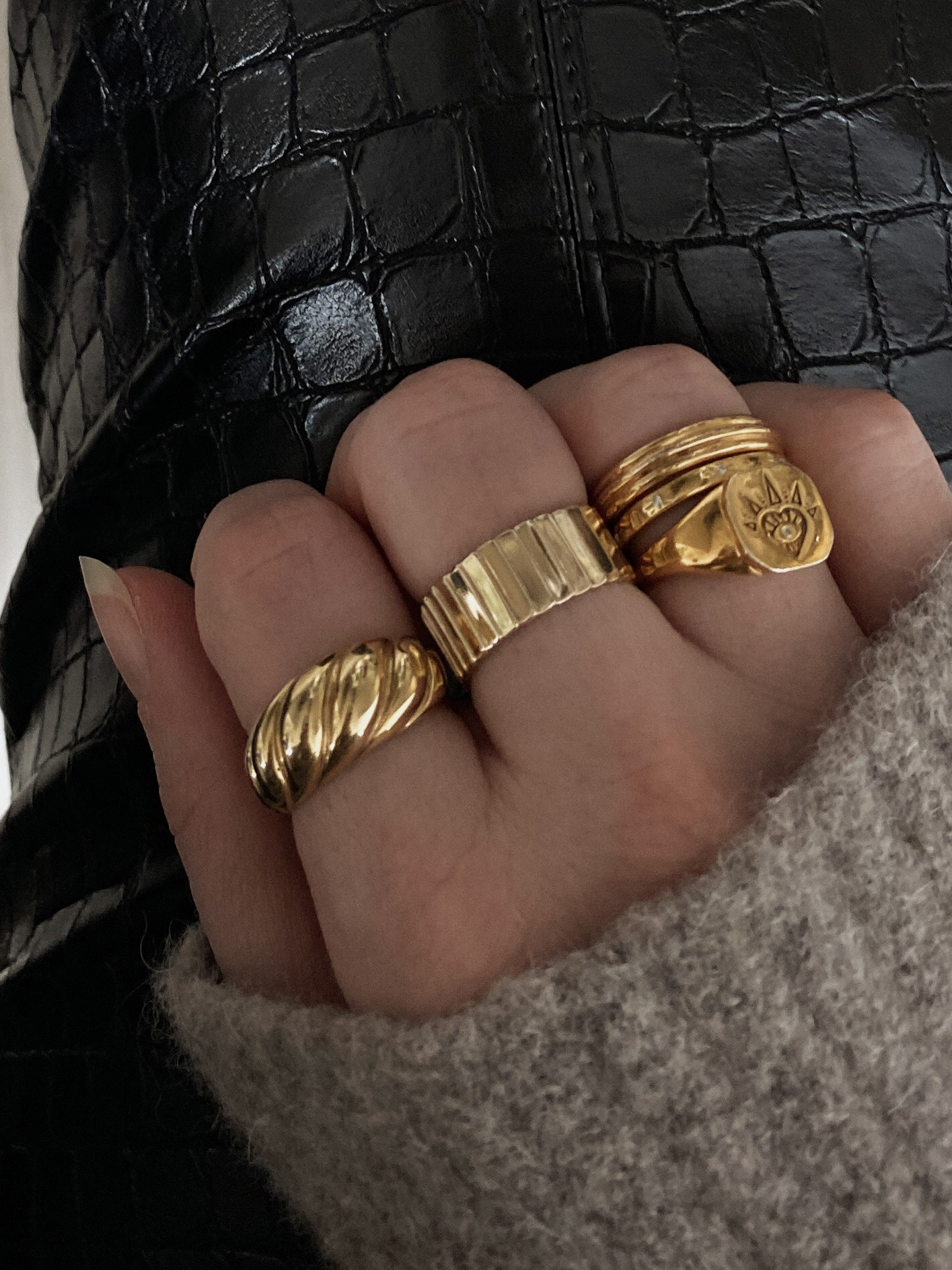 Knitwear meets a golden ring stack.
Croissant, cigar, heart signet and slim bands - texture on texture. 🖤✨
.
gold ring stack, croissant ring, heart signet ring, cigar band, gold bands, statement rings, everyday jewellery, edgy chic style, jewellery layering, autumn layers, knitwear 

#LTKautumn #LTKluxury #LTKgiftguide