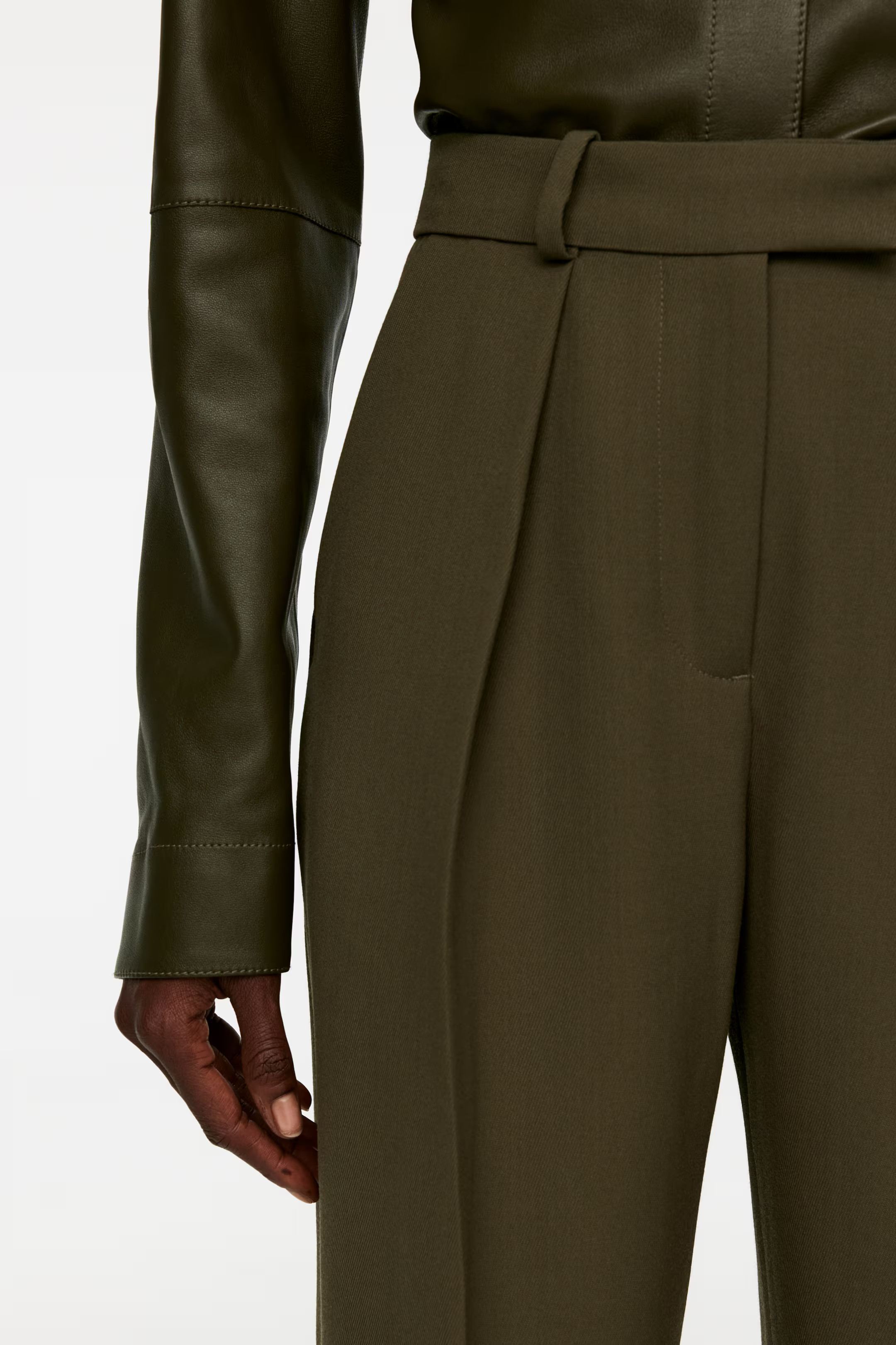 Geplooide broek van keperstof | H&M (DE, AT, CH, NL, FI)