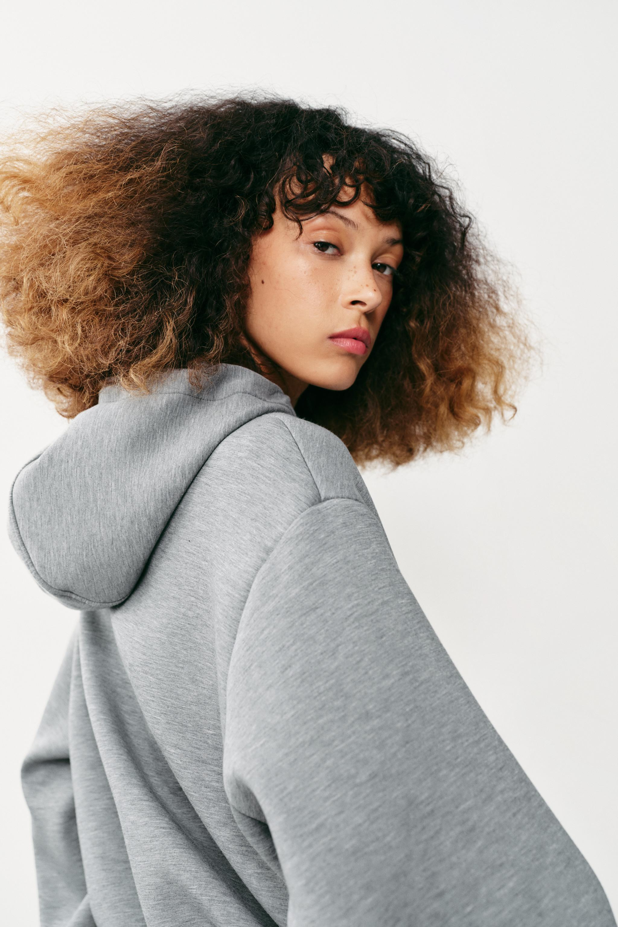 Model height: 174 cmHoodie with an adjustable drawstring hood and long sleeves. Featuring front d... | Zara UK