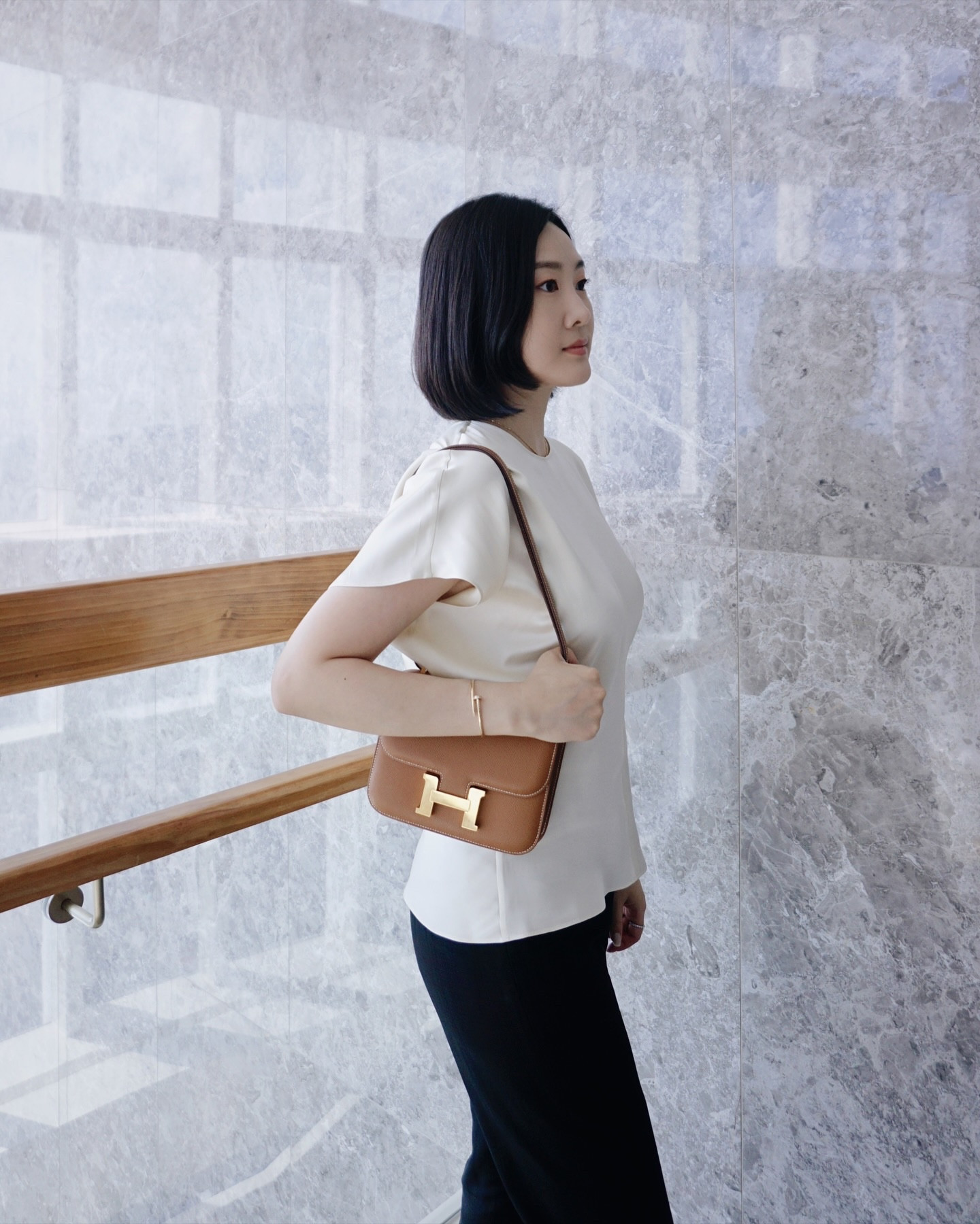 클래식한 게 좋은 요즘🤍 @lilysilk #광고 
진주알처럼 빛나는 배트윙 슬리브 실크 블라우스와 함께
#꾸안꾸 느낌 럭셔리 화이트 아웃핏 완성해봤어요.

얼굴도 화사해보이고 여성스러운 라인 강조해줘서 
더 마음에 드는 탑. 다크한 pine 컬러도 갖고 싶어요🫶

#올드머니 #클래식룩 스타일 좋아하시는 분들은 
프로필 링크에서 할인받고 득템하세요!

20% 할인코드 VIVIDC20
제품 정보는 프로필 링크와 블로그에🤍
.
.
.
.
#실크 #실크블라우스 #블라우스 #블라우스코디 #실크브랜드 #lilysilk #ootd #오오티디 #스타일 #클래식

#LTKkorea #LTKasia #LTKstyletip