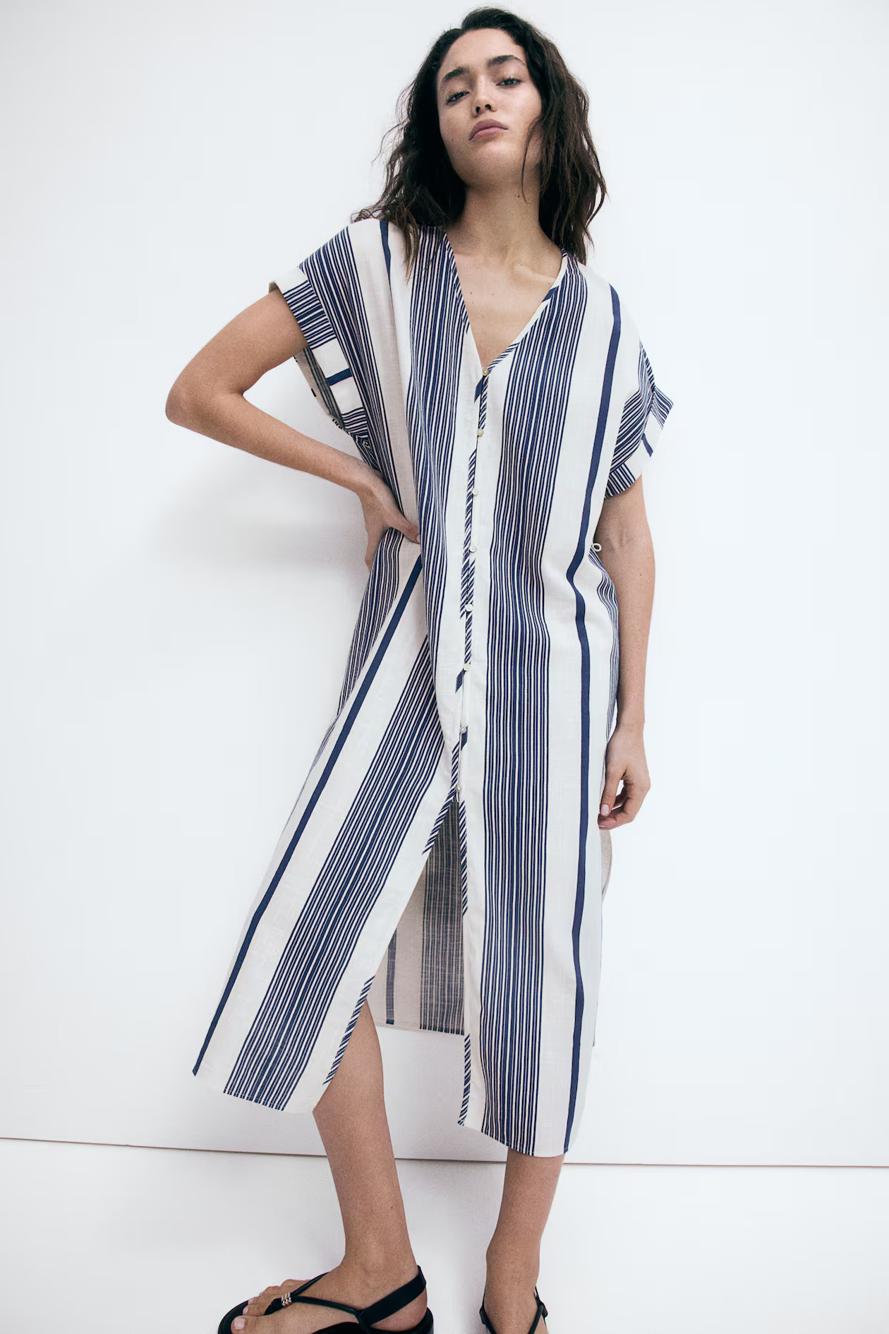 Button-front crêpe dress - V-neck - Short sleeve - White/Blue striped - Ladies | H&M GB | H&M (UK, MY, IN, SG, PH, TW, HK)