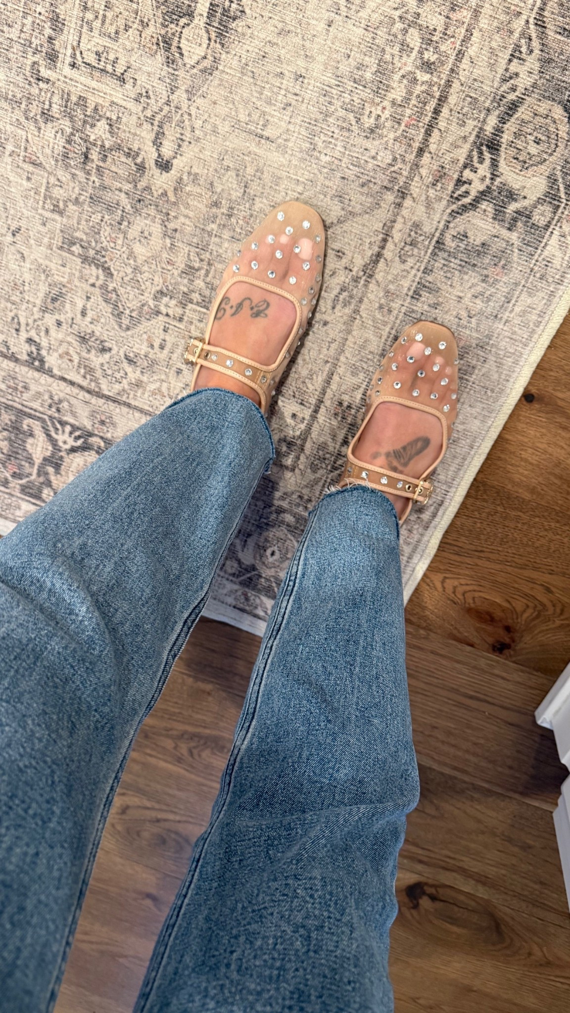 Ballet flats
Abercrombie jeans


#LTKFindsUnder100 #LTKStyleTip