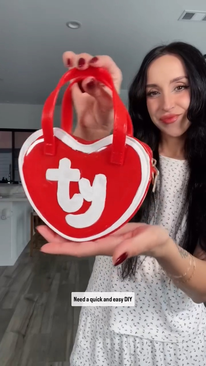 beanie baby halloween costume DIY that’s quick, cheap and easy! what’s not to love? everything is linked on my amazon storefront🧸❤️

#halloween #diycostume #costumeideas #halloweencostume #beaniebaby #90skid #millennials