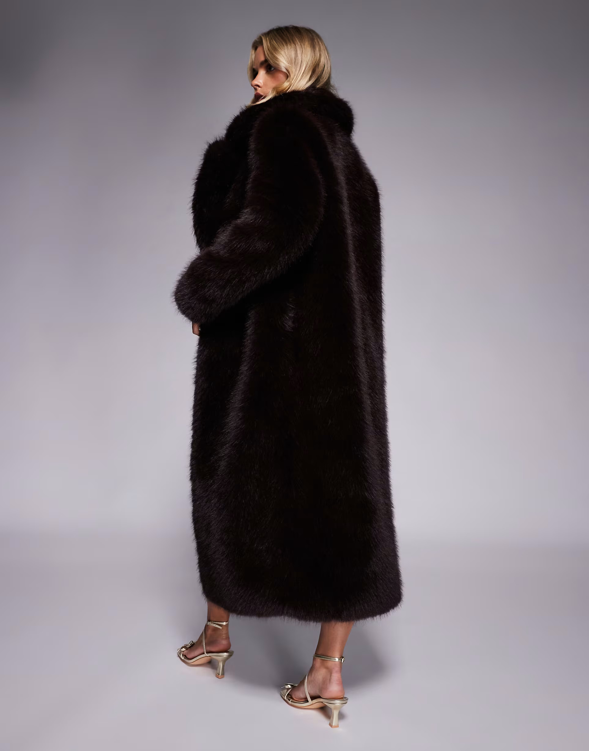 Forever New Petite – Langer Mantel aus Kunstpelz in Schokobraun | ASOS (Global)