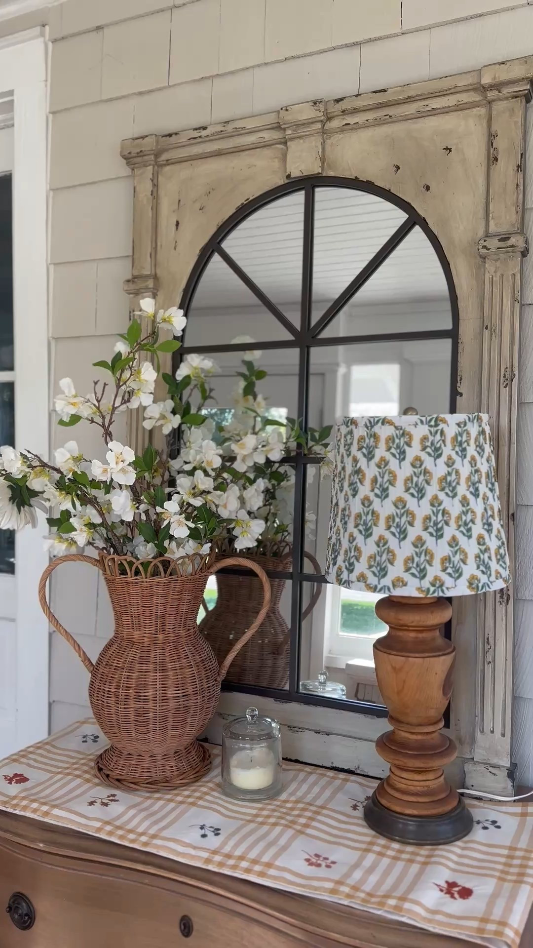 The most beautiful spring Raman vase with scalloped details is finally here!  
