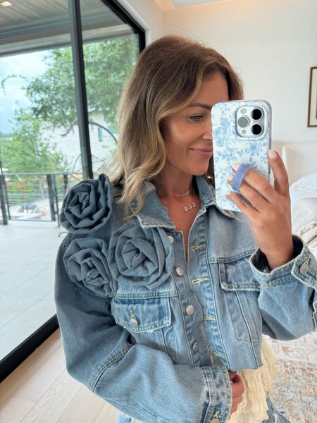 I’m obsessed with this denim jacket!! Love the little roses on the shoulder!!

Denim jacket, women’s outfits, denim, vacation style, vacation outfits 

#LTKSeasonal #LTKstyletip #LTKfindsunder100