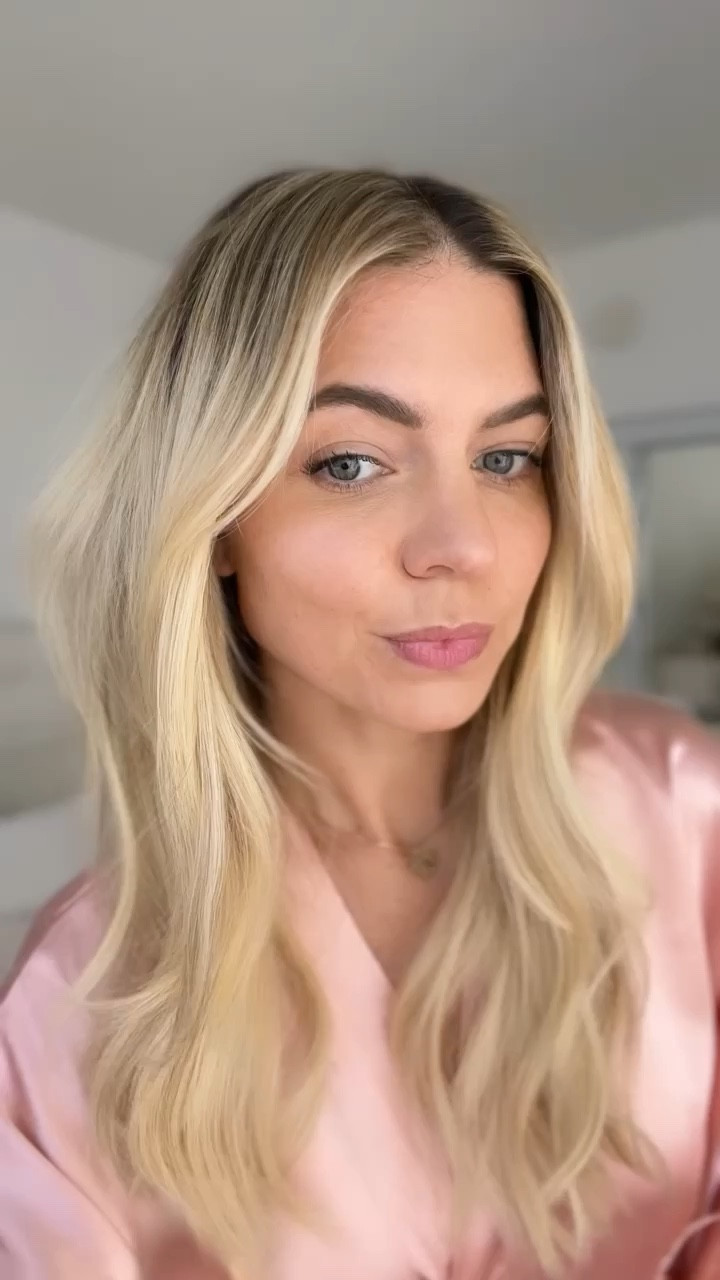 A message for my fellow fine-haired friends: I present you with our secret weapon. @bumbleandbumble Dryspun Texture Spray. A stylist first introduced me to it like 8 years ago and I’ve been using it ever since. If your hair tends to be a little limp and you’re looking for instant volume, try it for the ultimate hair transformation and thank me later. #Bumbleandbumblepartner