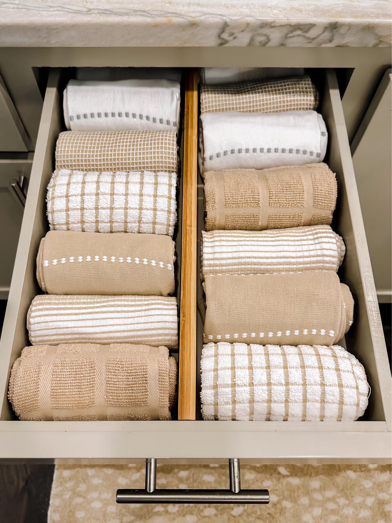 Kitchen, towel organization