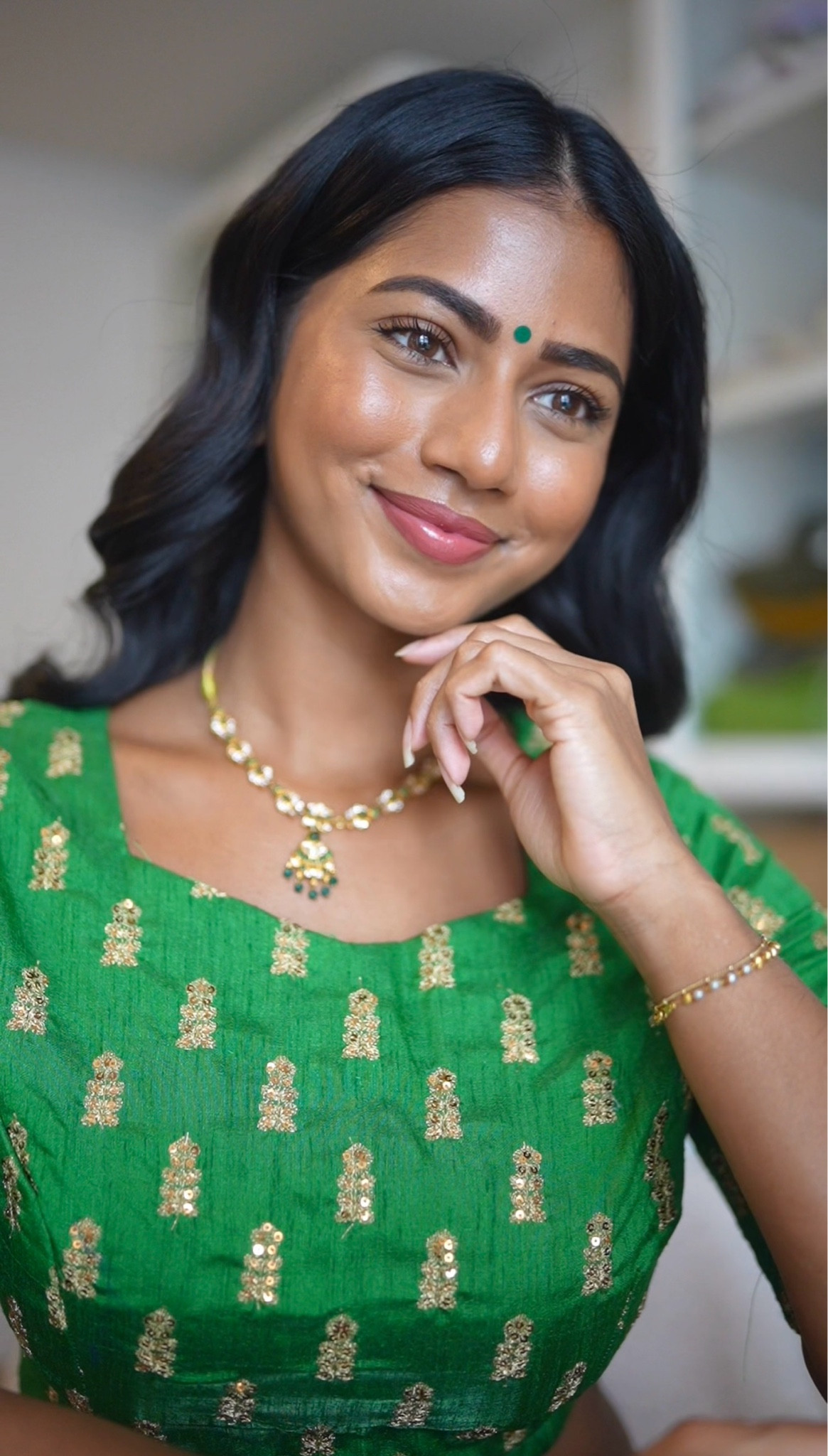 Brows: Benefit Cosmetics Brow Pencil in 4 + Benefit Cosmetics Brow Gel⁣⁣⁣⁣
Beauty Elixir: Caudalie ⁣⁣⁣⁣
Lip Gloss Stick: MAC Cosmetics in Shade 13 Amped ⁣⁣⁣⁣
Color corrector: Vasanti Cosmetics V02⁣⁣⁣⁣
Foundation: Fenty Beauty in 16⁣⁣⁣⁣
Concealer: Tarte Cosmetics in 38N⁣⁣⁣⁣
Mascara: L’Oréal Paris ⁣⁣⁣⁣
Bronzer: MAC Cosmetics in NW50⁣⁣⁣⁣
Blush: Saie Beauty in Chilly ⁣⁣⁣⁣
Setting Powder: Fenty Beauty ⁣⁣⁣⁣
Lip liner: MAC Cosmetics in ⁣⁣⁣⁣Plum
Lipstick: Mango People Cosmetics ⁣⁣Multi Stick in Gulabi ⁣⁣
Highlighter stick: L’Oréal Paris in Shade 625 Glassy Sunset ⁣⁣⁣⁣
Setting spray: Urban Decay⁣⁣⁣⁣