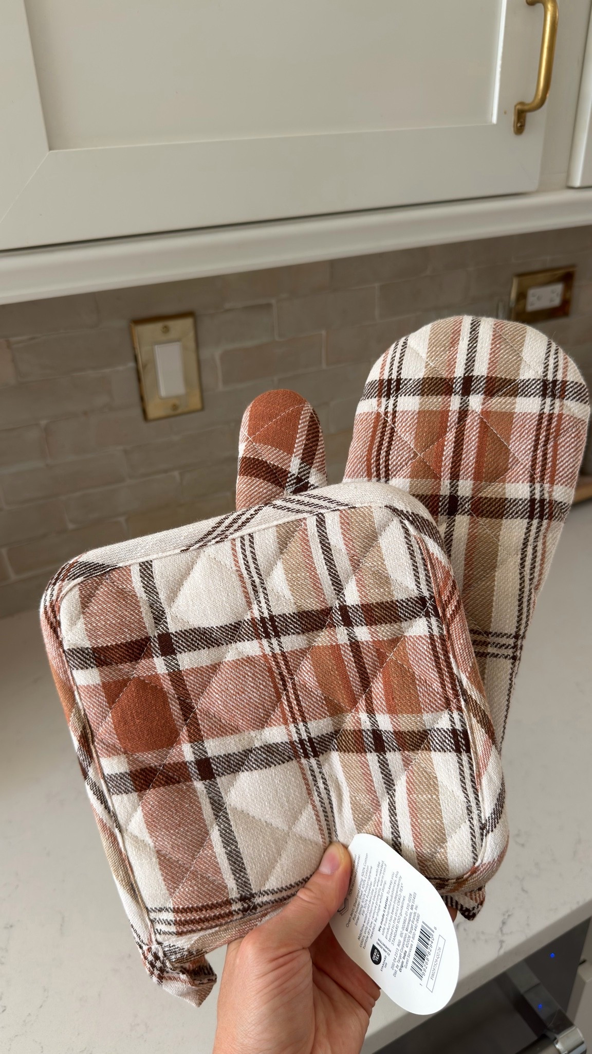 The cutest plaid oven mitts for a little fall charm in the kitchen 🍂

#LTKHome #LTKSeasonal