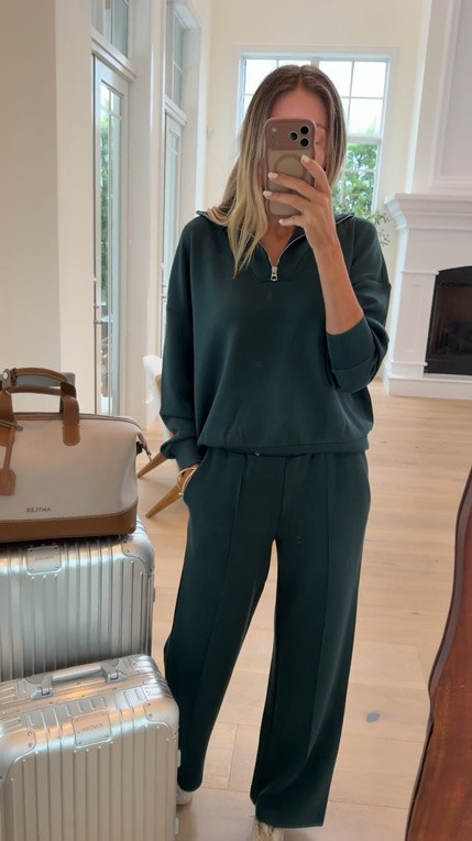 Gorgeous green set! I love the fabric so much, ultra soft, comfortable, and the fit is beautiful. Fits true to size and I’m wearing size small