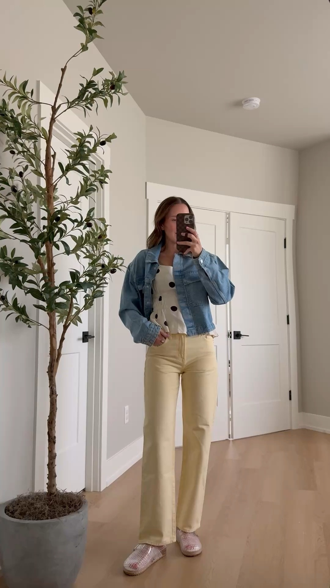Teacher outfit idea 🍎 yellow pants and a polka dot top topped off with the cutest denim jacket (a target find!). 


Teacher outfit idea, classroom style, yellow jeans, polka dot top, target style, teacher Tuesday 