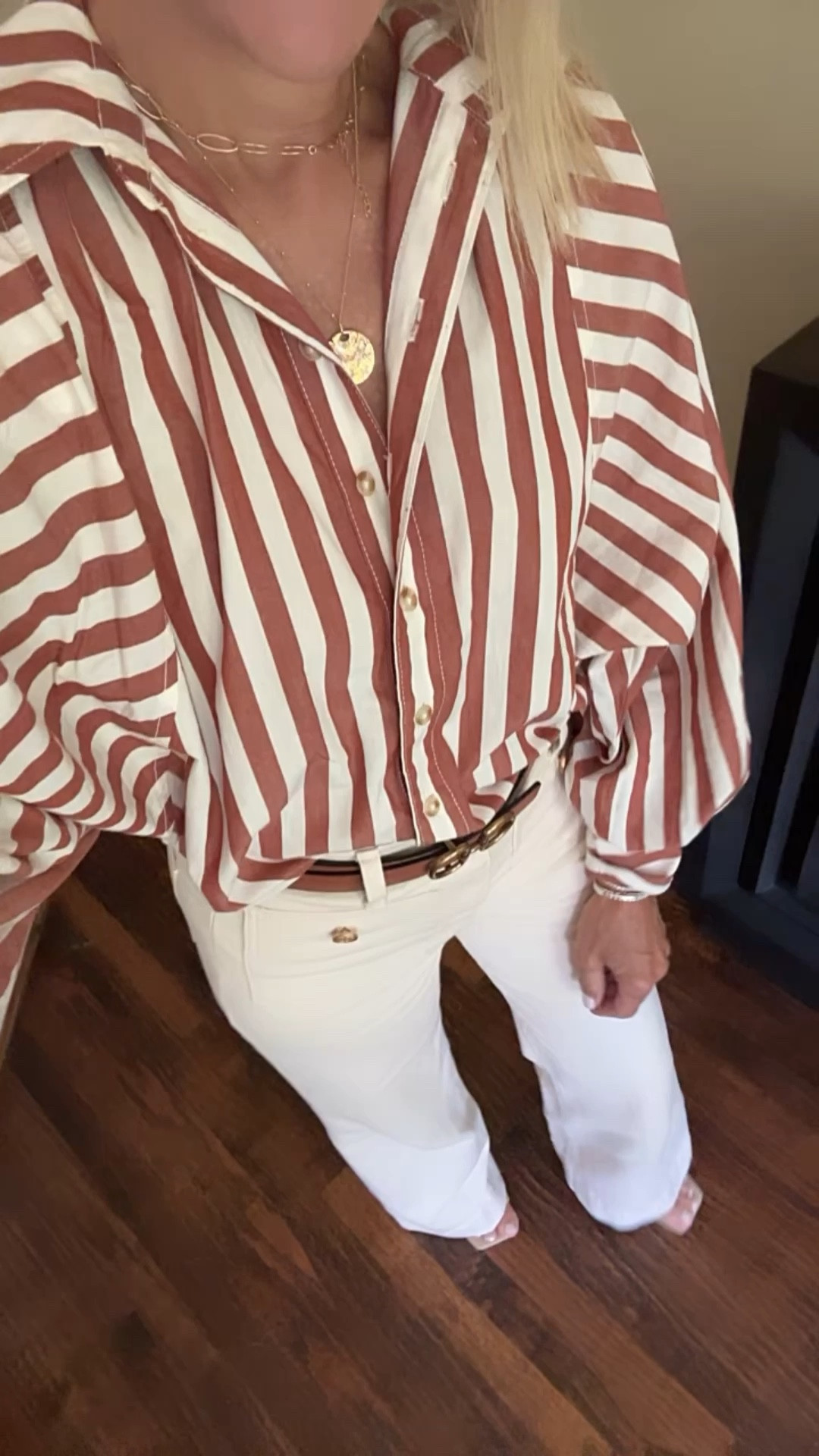 These wide leg denim have been huge best sellers and continue to sell out and restock. The cream color is currently sold out in several sizes, but not all. Most fit true to size but in the faded denim. I did size up one size. I am 5‘6“ tall and wearing the regular length.

The patch pocket detail is ✨✨

Some of my most favorite items in my closet currently 