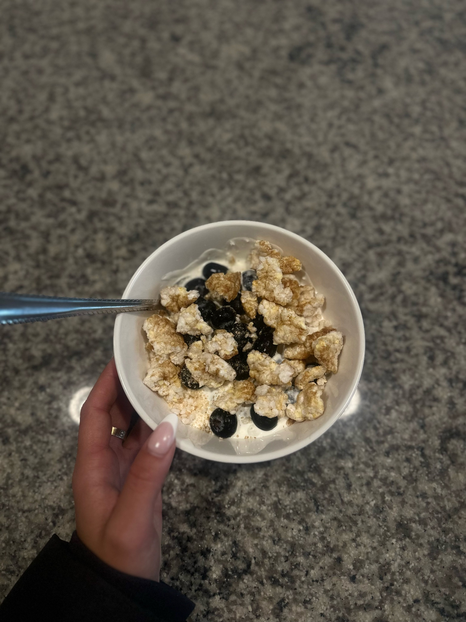 MACRO FRIENDLY YOGURT BOWL
recipe is down below* 
my fave high protein, low calorie yogurt bowl! 
🥣🫐☕️🧇
1 protein vanilla yogurt 
1/4 c cottage cheese 
1/2 blueberries 
1 (preference flavored) rice cake

Combine yogurt & cottage cheese
Add washed & cleaned blueberries 
Crumble rice cake on top. 

Calories: 232
Protein: 22.5g
Carbs: 30g
Fat: 2.2g
Sugar: 15g (7g of added sugar)
Fiber: 1.8g

#LTKFitness #LTKActive #LTKU