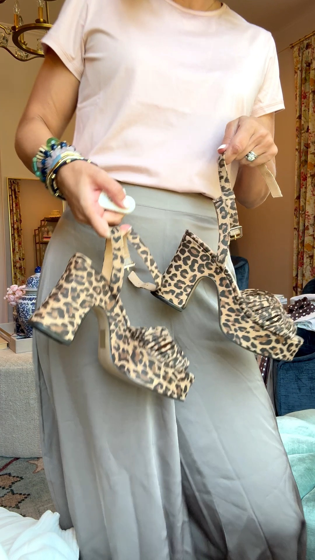 Endless styling possibilities

Xs tee
Xs pants (a small might be a little looser in waist which I never mind ha)
8 shoes

#LTKdayinmylife #LTKootd #LTKTravel