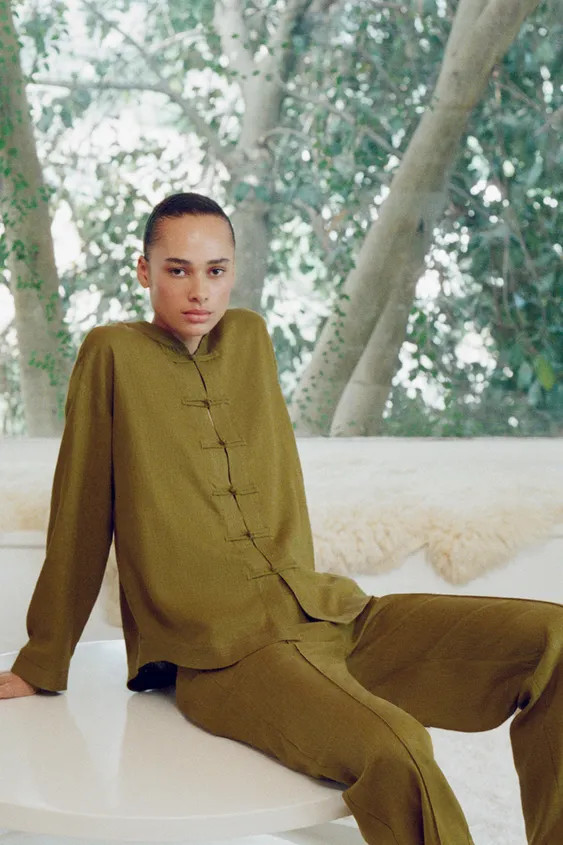 Model height: 179 cmTrousers made in a linen blend. Mid-waist design featuring front pockets and ... | Zara UK