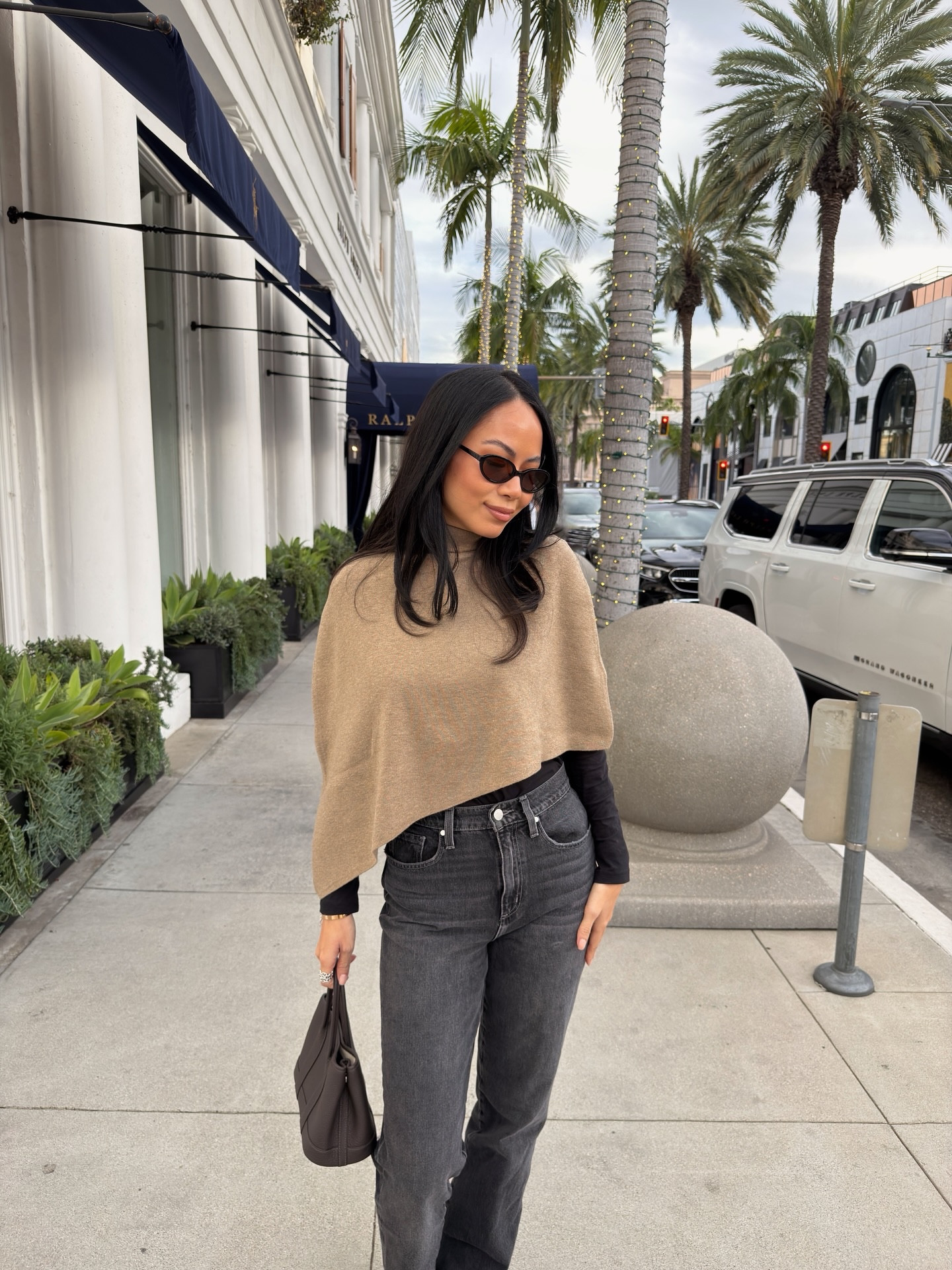 If you don’t own a poncho yet, this is your sign.
.
.
.
.
.
.
.
#comfychic#capeoutfit#2026fashiontrends#poncho#chanelshoes