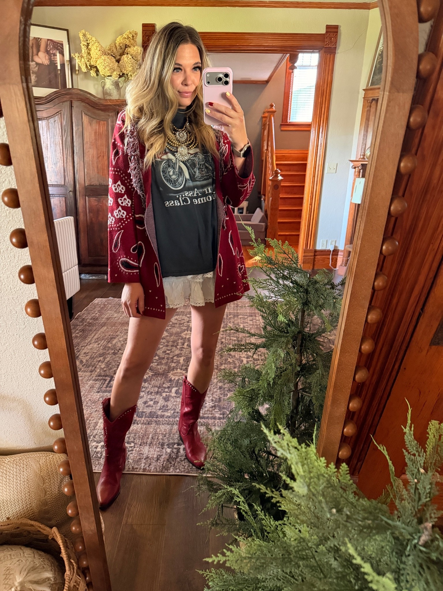 pops of red >>

#LTKmomlife #LTKgrwm
