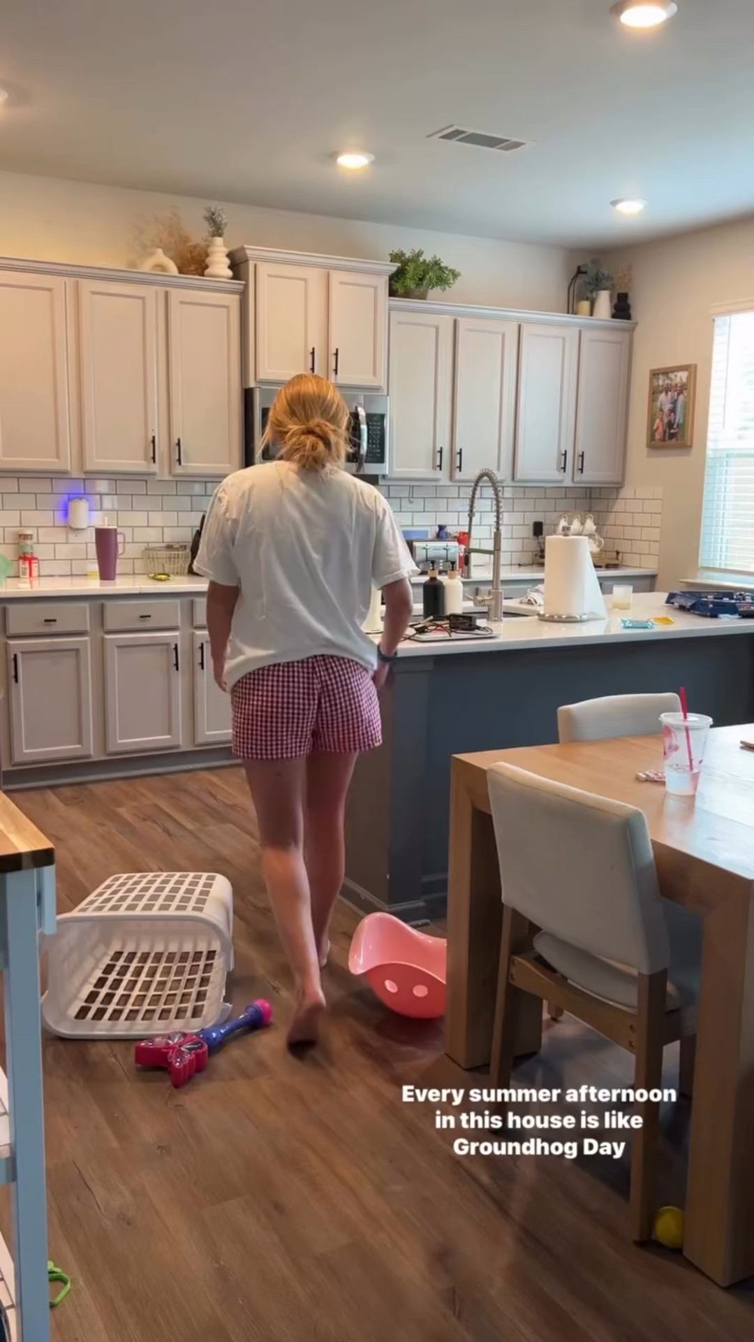 Every afternoon is the same- but every afternoons side quest is different 😂 

Every time I talk about our bedtime routine I get a ton of questions! Any more ask them here! 

#parenting #momlife #motherhood #momofthree #parentinghumor #momhumor #parentinglife #familyvlog #dayinthelife #familyoffive #bedtimeroutine #routine #family #lifestylevlog