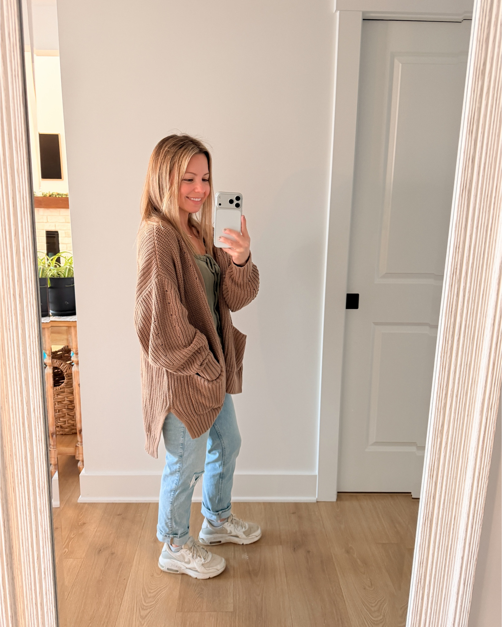 Wfh mom leaves the house and wears normal clothes ✨ #over30style #wfhmommotivation #momlookbook

#LTKmomlife #LTKPetite