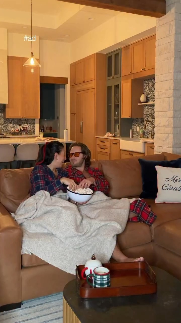 #Ad COZY MOVIE NIGHT 🍿📽️ as parents these simple nights mean so much to us. Kids asleep, hot chocolate, popcorn and a good movie is truly our perfect date🥰

We’ve been loving @paramountplus because it makes our at-home date nights so easy and fun! There’s always something new to watch and from Nov 25–Dec 2, you can get Paramount+ for just $2.99/month for the first two months. If you’ve been wanting an affordable way to add cozy movie nights to your routine, this is your sign. Don’t miss it! 🎬✨#ParamountPlus

MOVIE NIGHT EN CASA🍿📽️ como papás, estas noches sencillas significan muchísimo para nosotros. Niñas dormidas, chocolate caliente, palomitas y una buena película, nuestra cita perfecta 🥰
—————————-
Nos ha encantado @paramountplus porque hace que nuestras noches de películas en casa sean súper fáciles y divertidas. Siempre hay algo nuevo para ver y del 25 de nov al 2 de dic puedes obtener Paramount+ por solo $2.99 al mes durante los primeros dos meses. Si buscabas una forma accesible de agregar noches cozy de películas a tu rutina, esta es tu señal. ¡No te lo pierdas! 🎬✨ #ParamountPlus