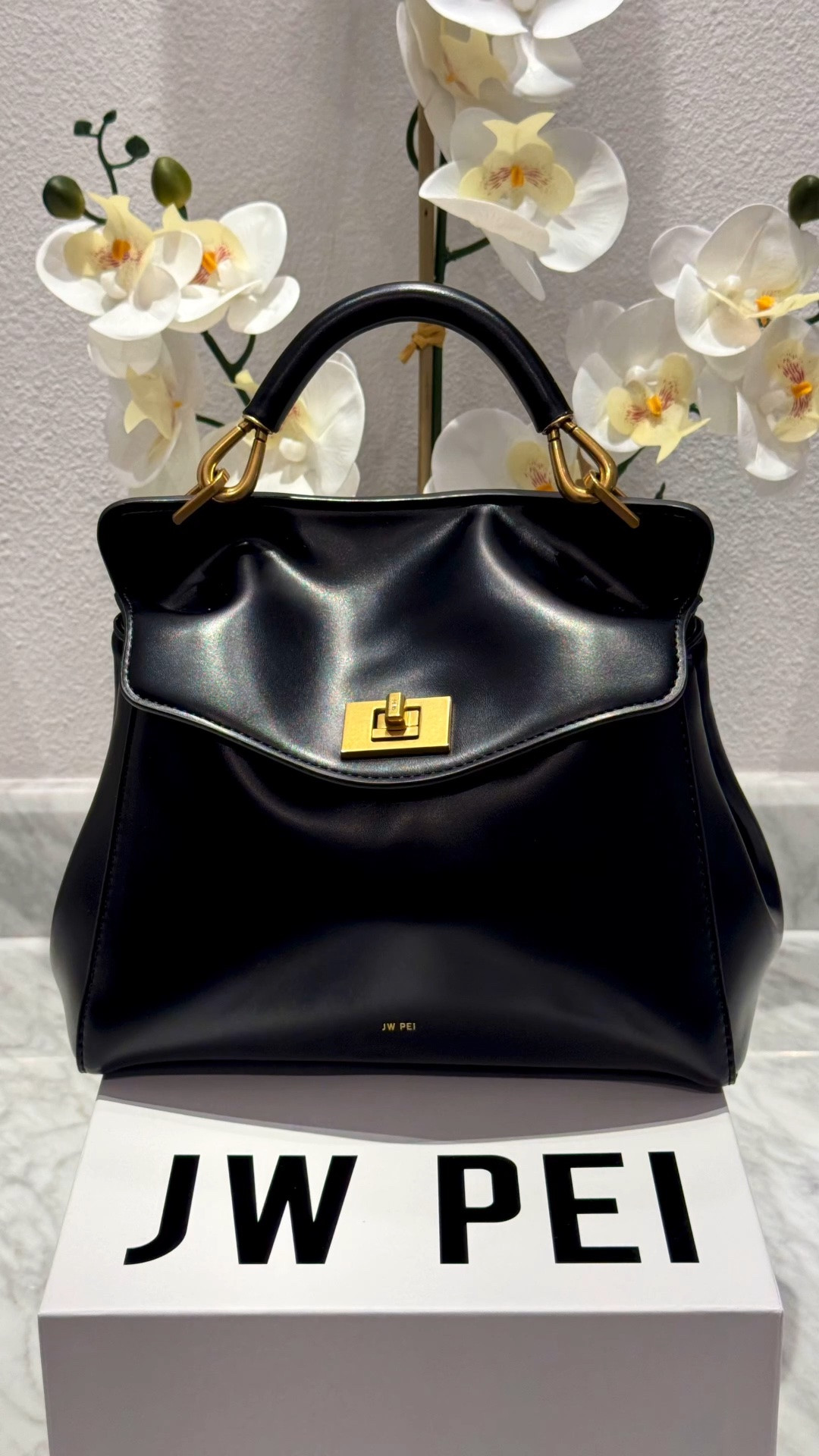 Perfect handbag for all seasons. Comes in multiple colors. 

Summer Bag, Summer Outfits, Fall Bag, Date Night Outfits, 

#LTKBag #LTKSeasonal

#LTKootd #LTKstorytime #LTKOver40