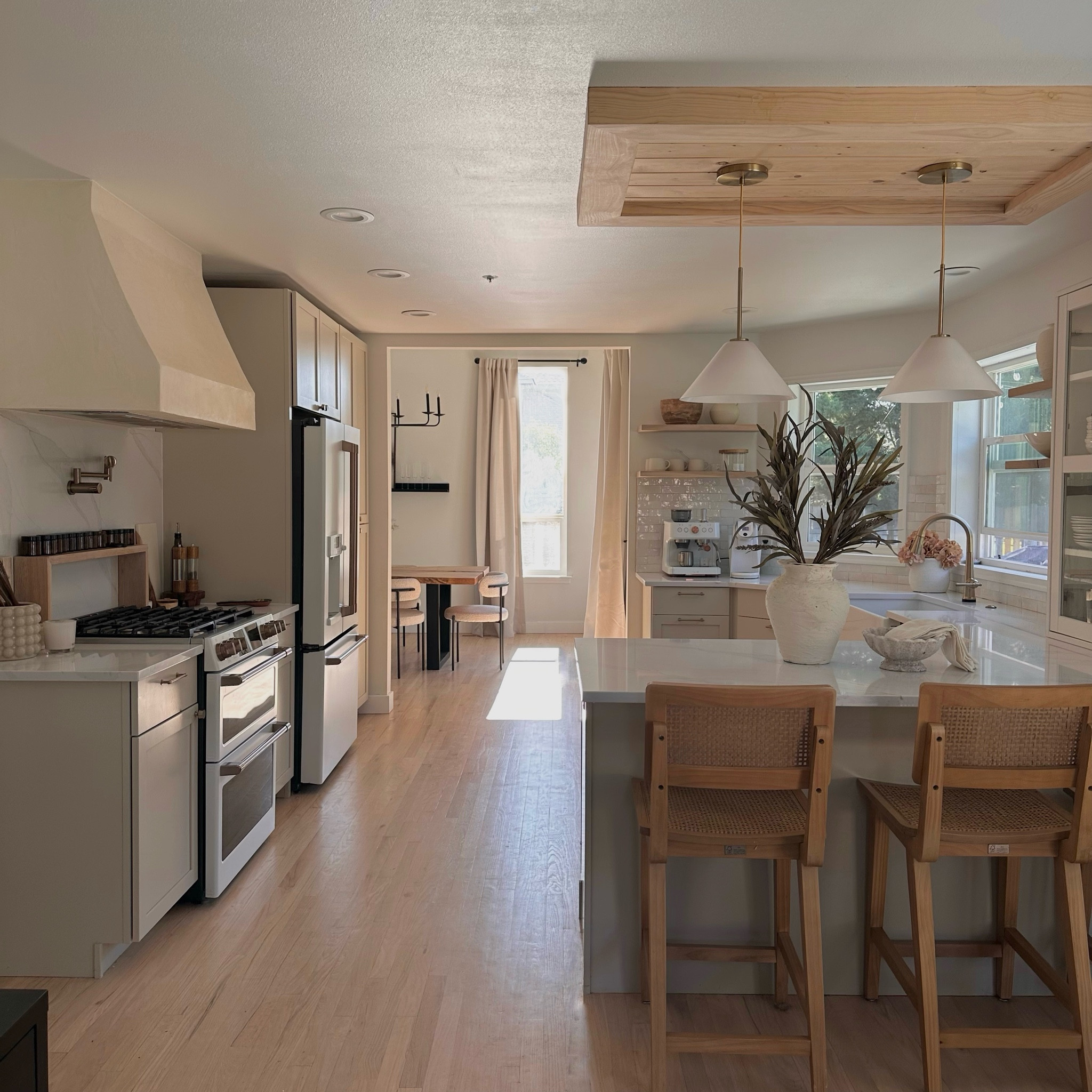 Warm neutral kitchen decor finds! 